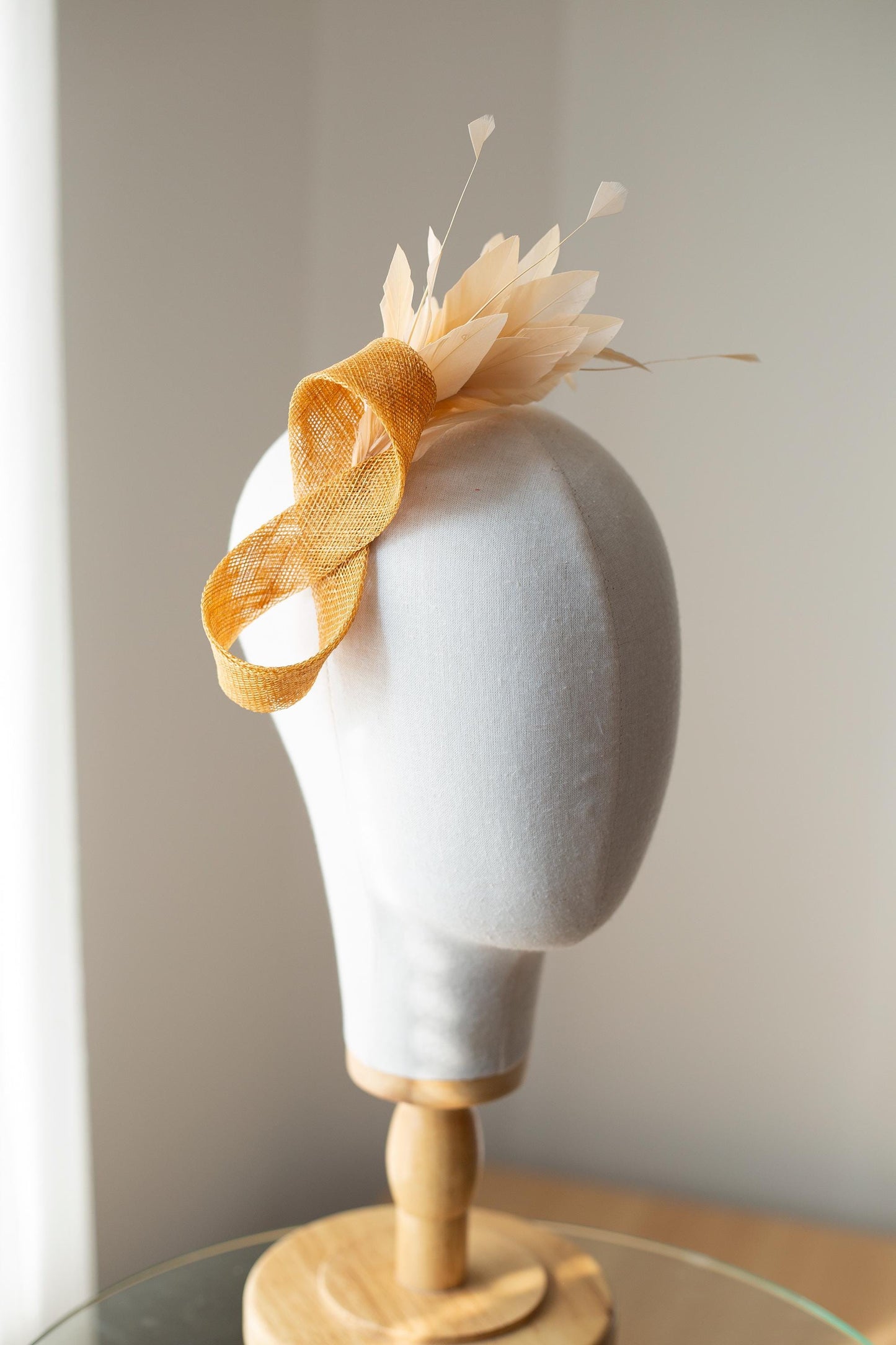 Blasspfirsichfarbene Federn auf ockerfarbenem Fascinator, Hochzeitsfedern-Kopfschmuck für formelle Anlässe, Brautjungfern-Kopfschmuck in Pfirsich und Ocker