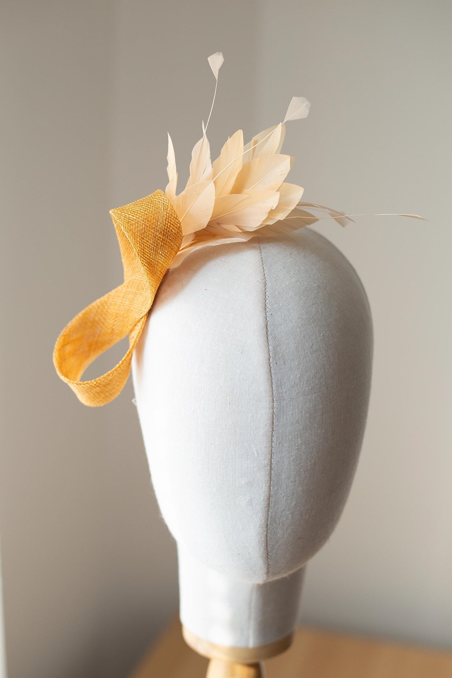 Blasspfirsichfarbene Federn auf ockerfarbenem Fascinator, Hochzeitsfedern-Kopfschmuck für formelle Anlässe, Brautjungfern-Kopfschmuck in Pfirsich und Ocker