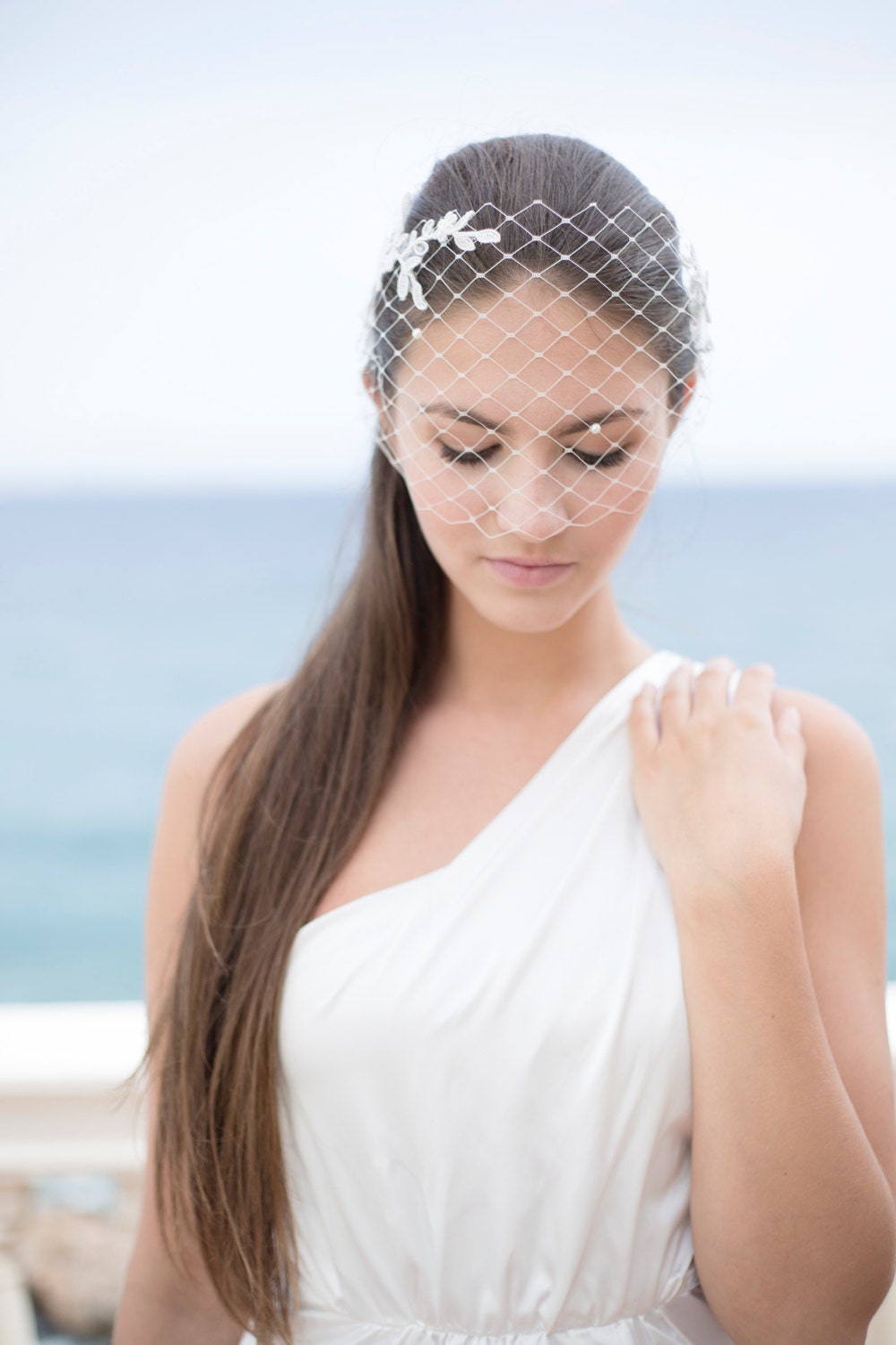 Bridal lace bandeau veil with pearls in ivory, wedding veil with floral ivory lace, short ivory veil