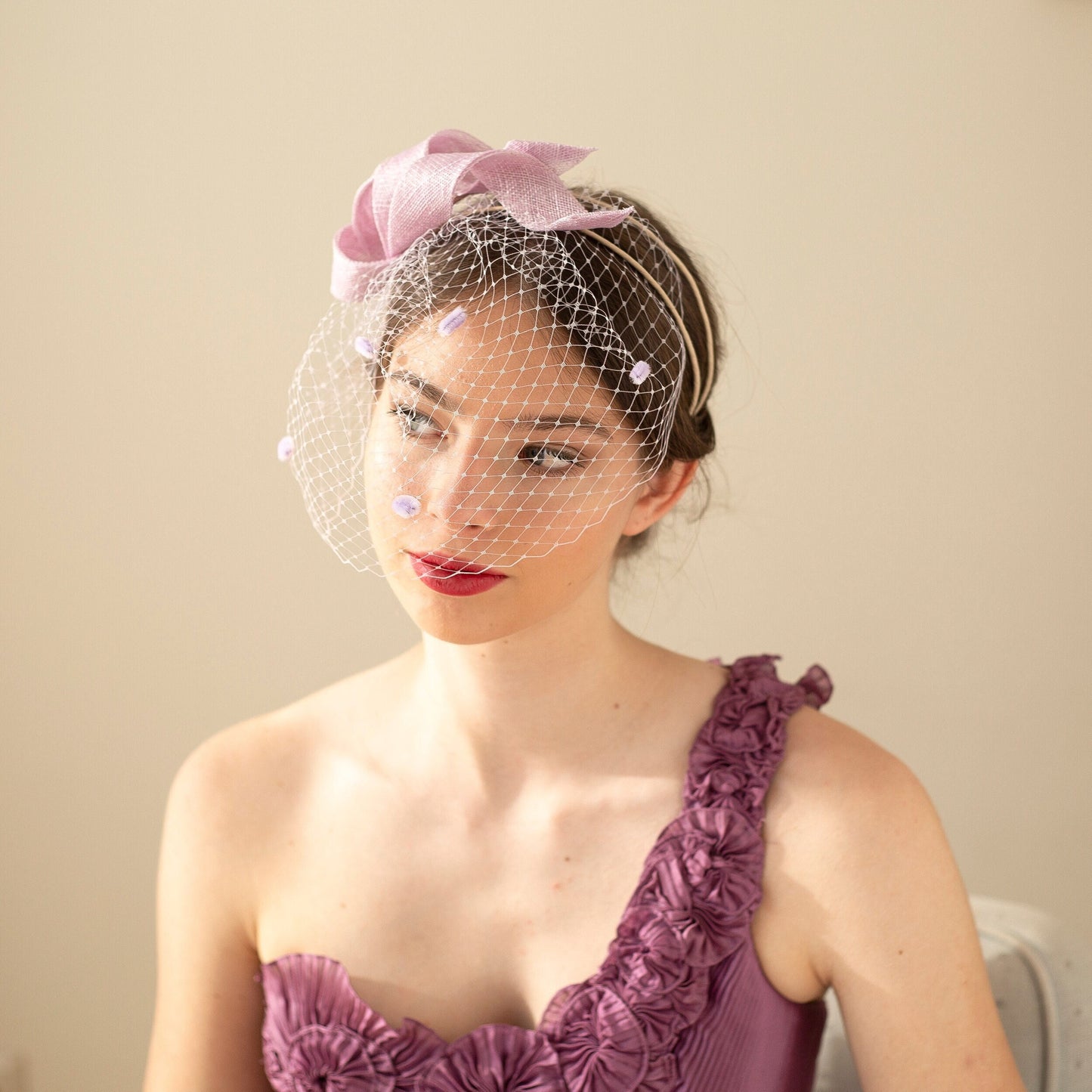 Lilac fascinator for evening wedding fascinator with short veil on comfortable headband, wedding guest evening headpiece with lila fishnet