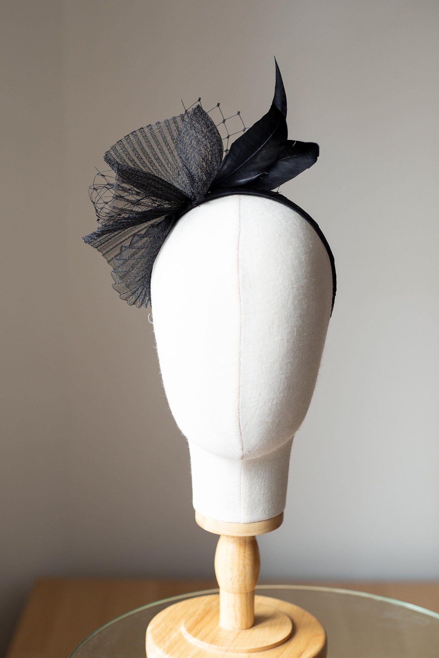 Schwarzer Federfascinator mit Millinery Crinoline, Partyfedern Stirnband, Hochzeitsgast Kopfschmuck in Schwarz, bequemes elegantes Stirnband