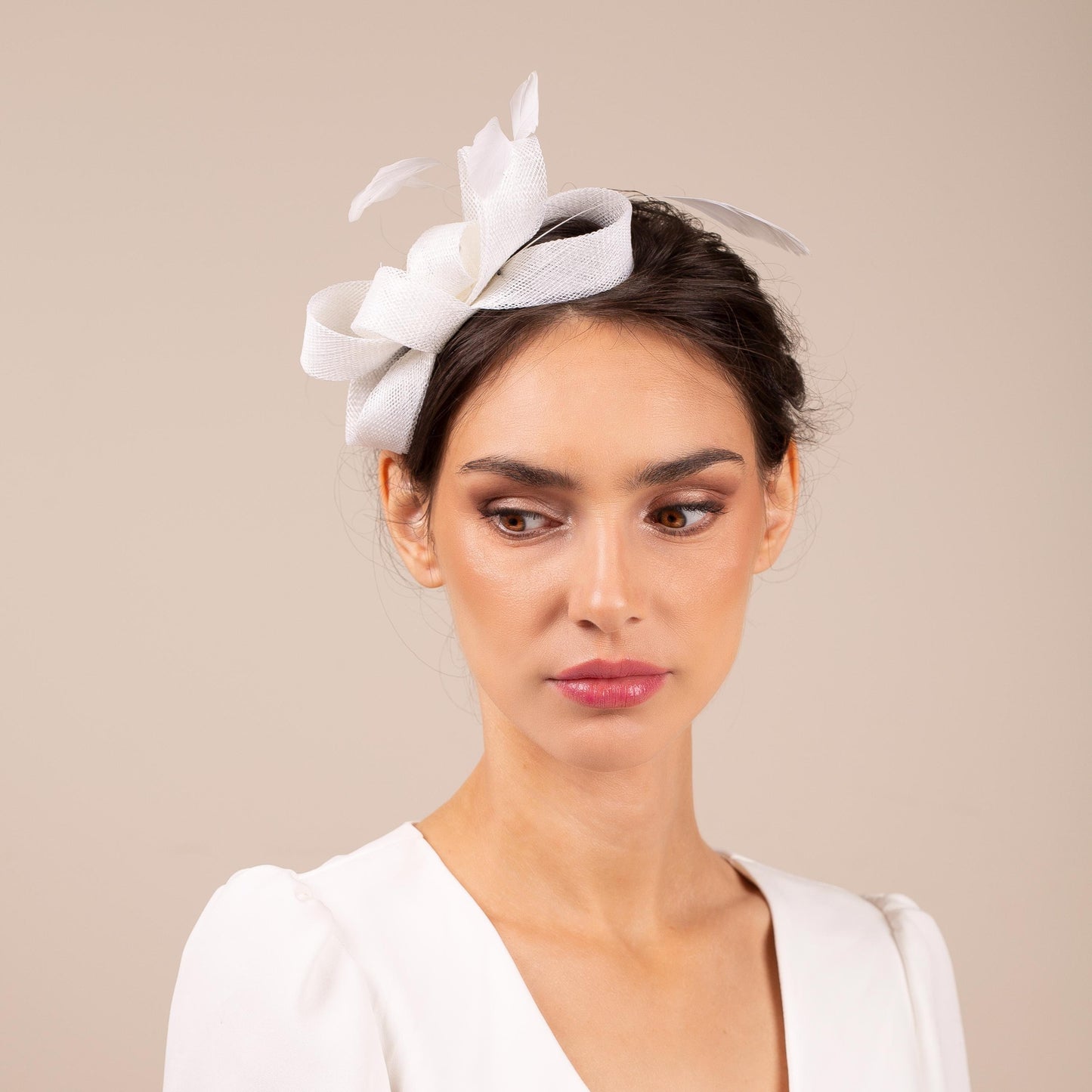 Brautschleife Fascinator mit langen Federn, Hochzeitsfeder Haarschmuck für eine Braut, eleganter formeller Feder Kopfschmuck, Damen Schleife Fascinator