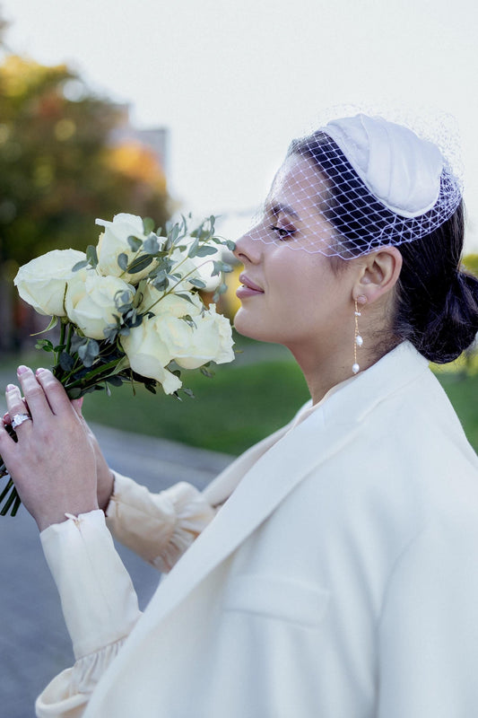 Vintage inspirierter Vogelkäfigschleier mit Seidensatin-Kalotte, Brautmützen-Stirnband mit Netz, Netz-Kopfbedeckung für eine Braut, Millinery-Stirnband