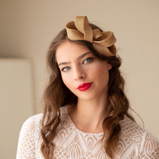 Goldener Fascinator mit Schleife, Fascinator für Hochzeitsgäste in Wunschfarbe, minimalistischer Fascinator mit Schleife, Anlass-Kopfschmuck mit Schleife in Wunschfarbe