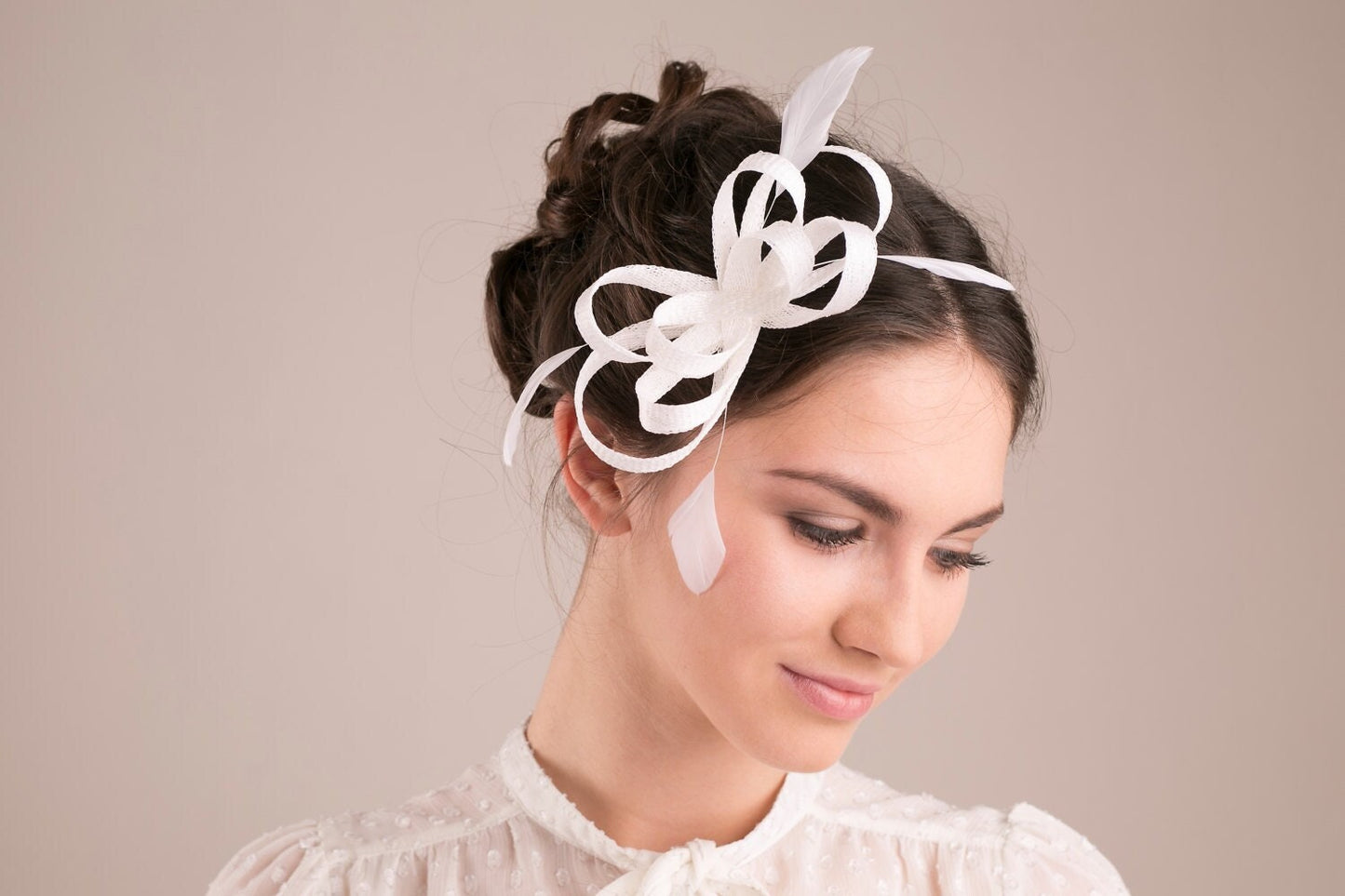 Braut Feder Fascinator für standesamtliche Trauung Hochzeit, elegantes Hochzeitshaarteil mit Federn, Federkopfschmuck