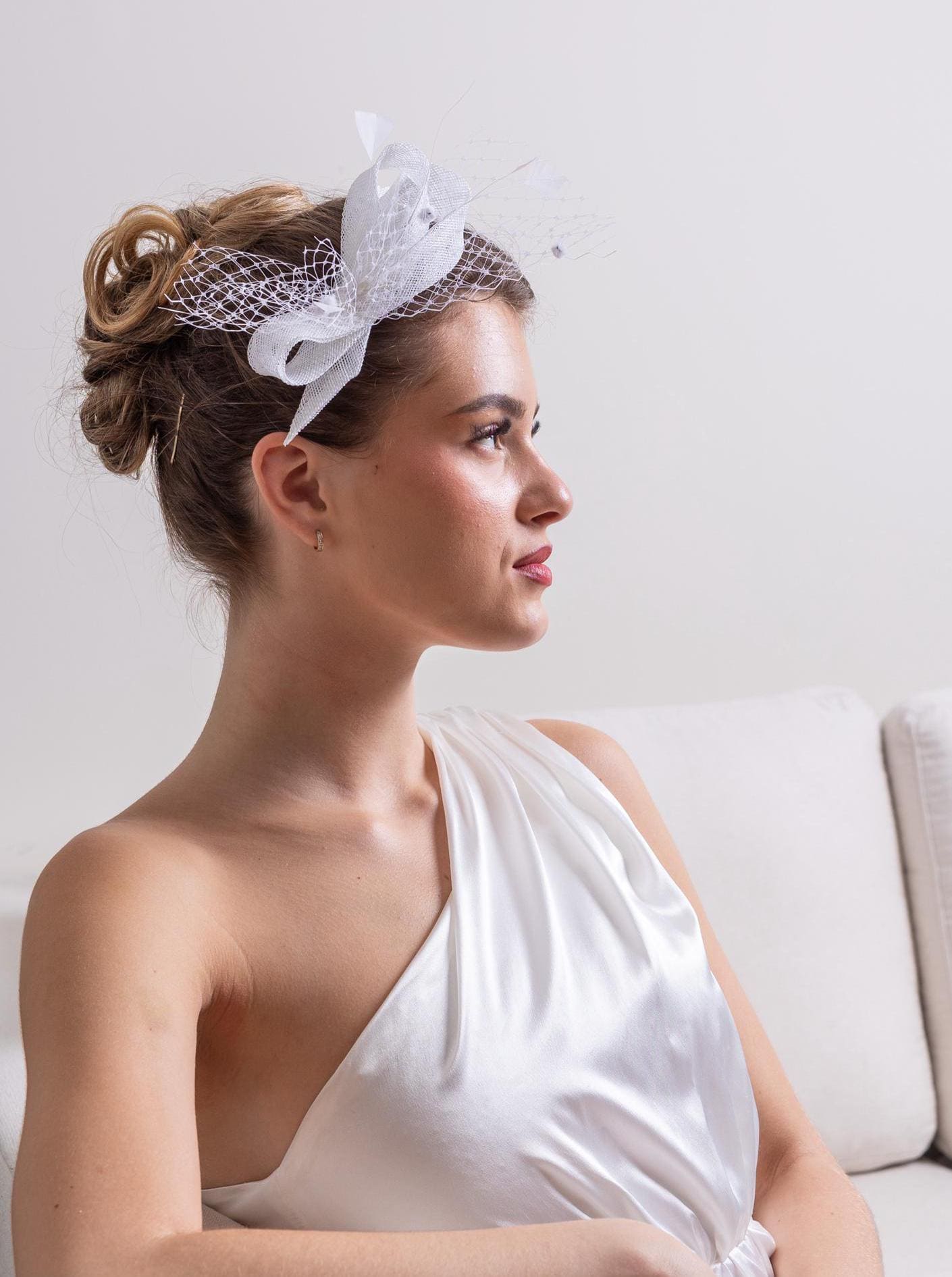 Braut-Fascinator mit Schleife und gepunktetem Schleier, weißes Feder-Kopfstück, Hochzeits-Fascinator mit Schleife