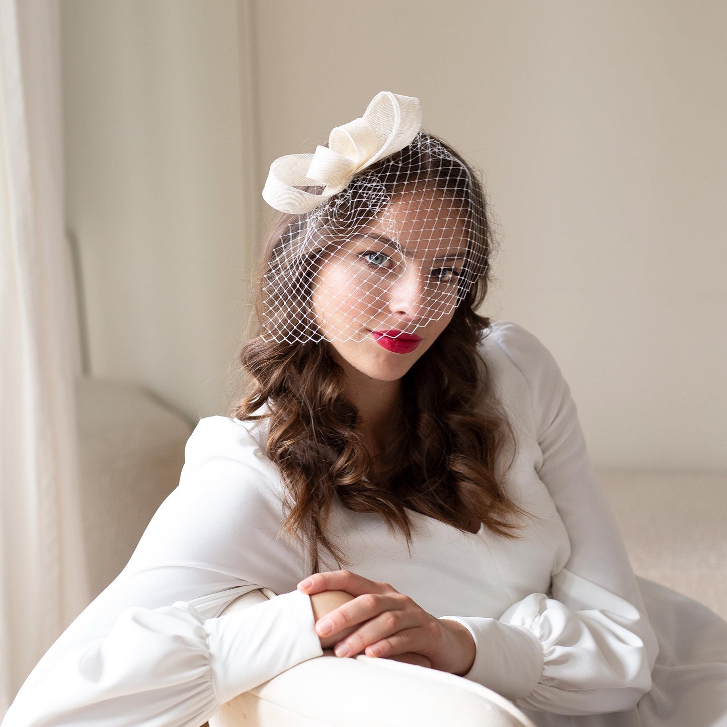 Minimalist fascinator with birdcage for a bride, White wedding headpiece and birdcage, large bow wedding fascinator