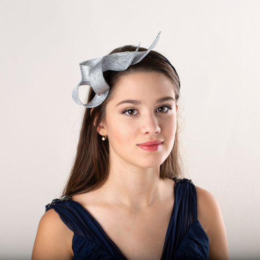 Silbernes Wirbel-Fascinator-Stirnband, Kopfschmuck für Hochzeitsgäste, silberner Fascinator für Damen, skulpturaler Fascinator für Millinery auf doppeltem Stirnband