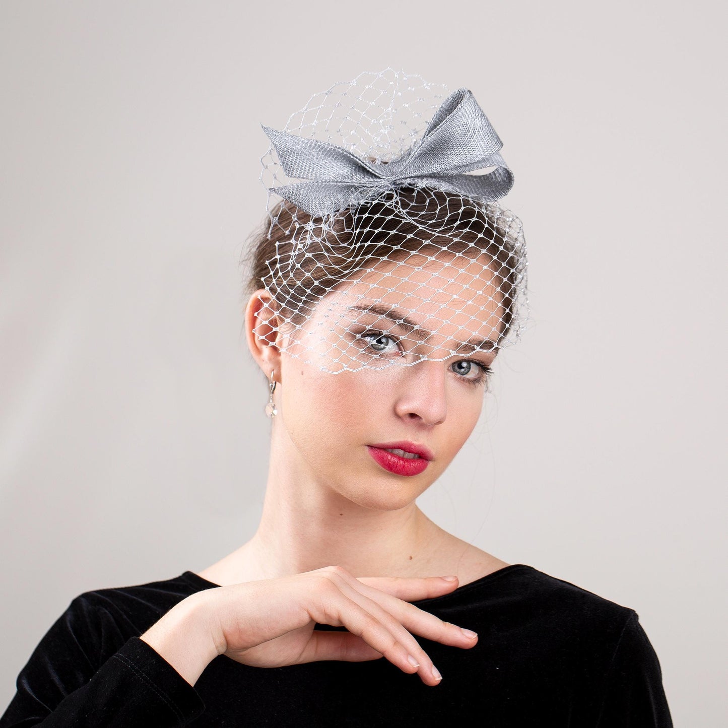 Silberner Fascinator mit Schleife und kurzem Schleier, Damen-Fascinator mit Schleife in Metallic-Silber, Kopfschmuck für Hochzeitsgäste mit Vogelkäfignetz in Sonderfarbe