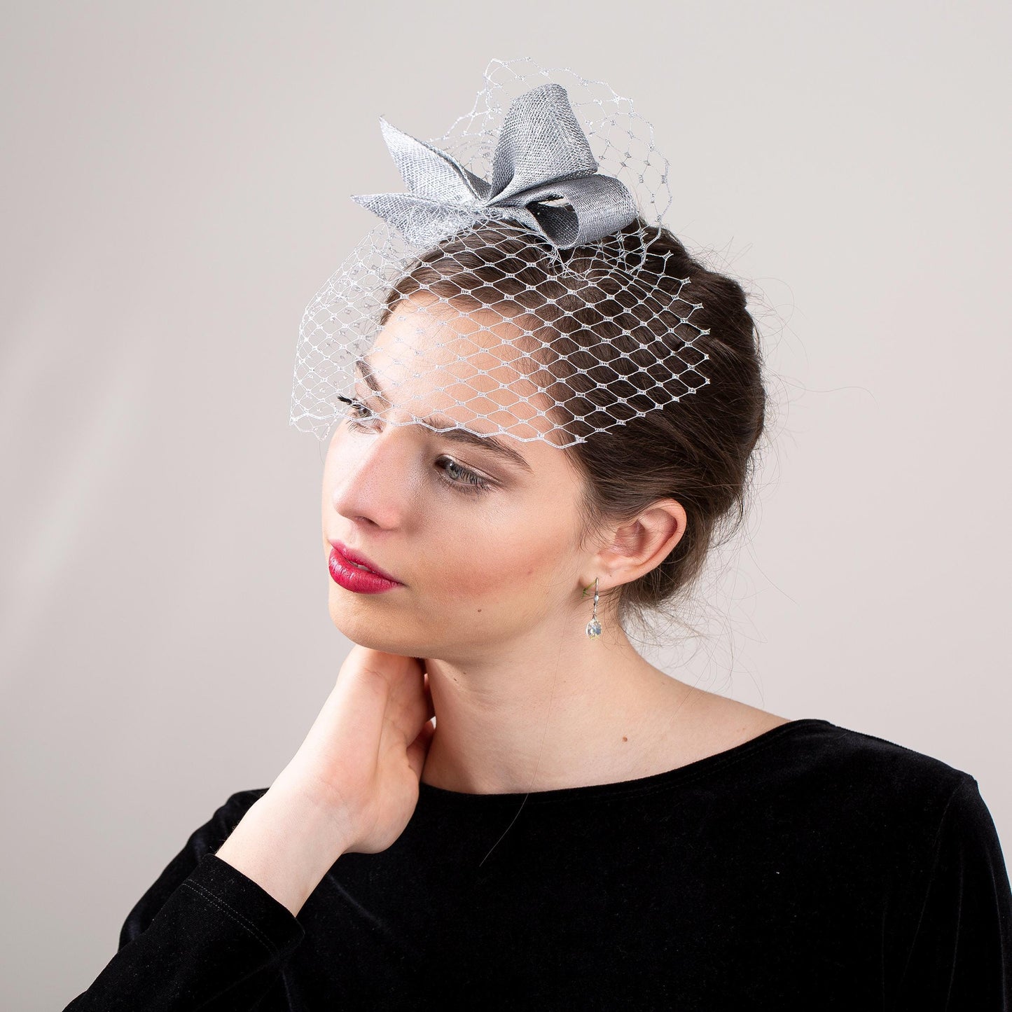 Silberner Fascinator mit Schleife und kurzem Schleier, Damen-Fascinator mit Schleife in Metallic-Silber, Kopfschmuck für Hochzeitsgäste mit Vogelkäfignetz in Sonderfarbe