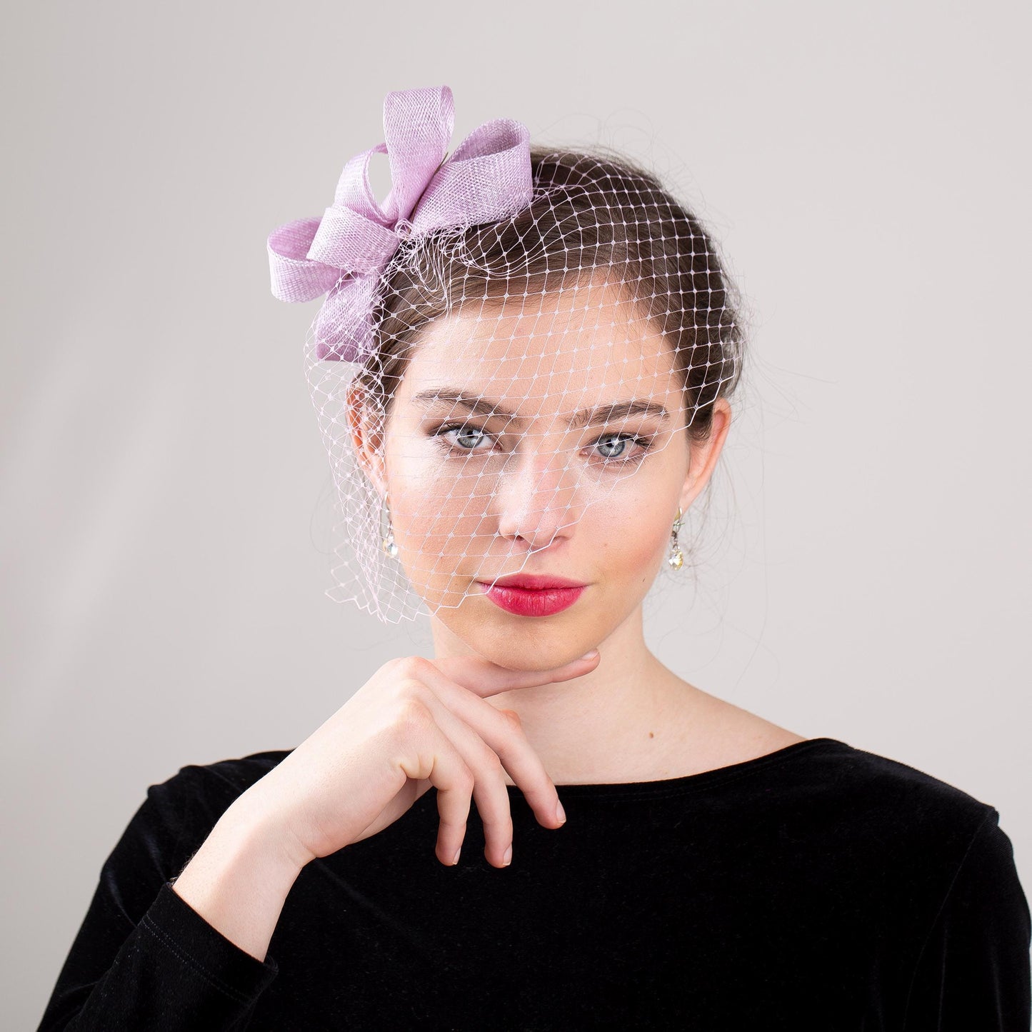 Kopfschmuck für Hochzeitsgäste mit Schleife und Vogelkäfig in lila, modernem Schleier und minimalistischem Fascinator-Haaraccessoire in Sonderfarben