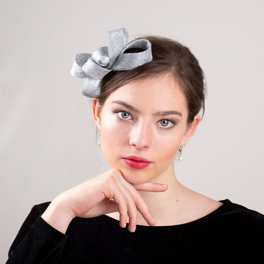 Minimalistischer Fascinator mit Schleife, silberner Fascinator mit Schleife, Hochzeitsfascinator in Wunschfarbe, Hochzeits-Schleifen-Kopfschmuck in verschiedenen Farben