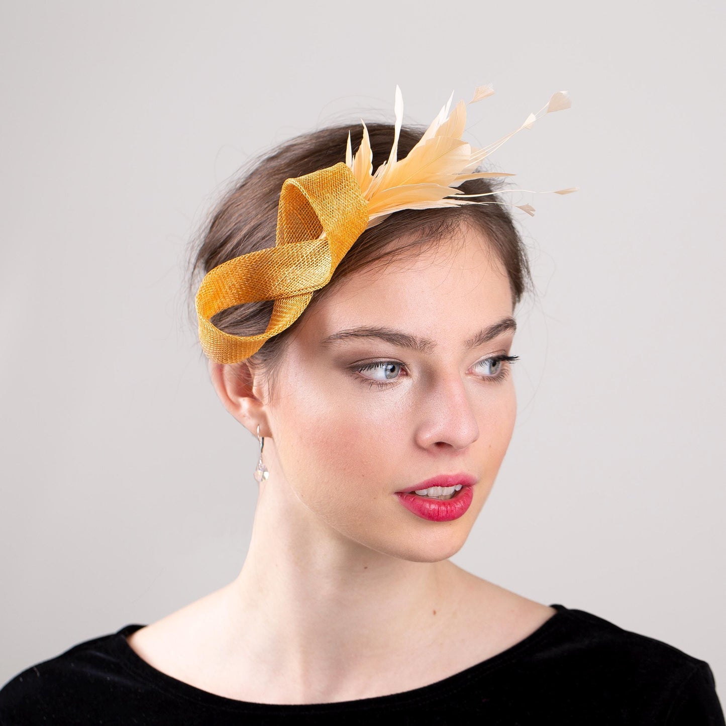 Ockerfarbener Fascinator mit Federspray, Kopfschmuck für formelle Veranstaltungen oder Partys, dezenter Fascinator für Damen, Kopfschmuck für eine elegante Mama