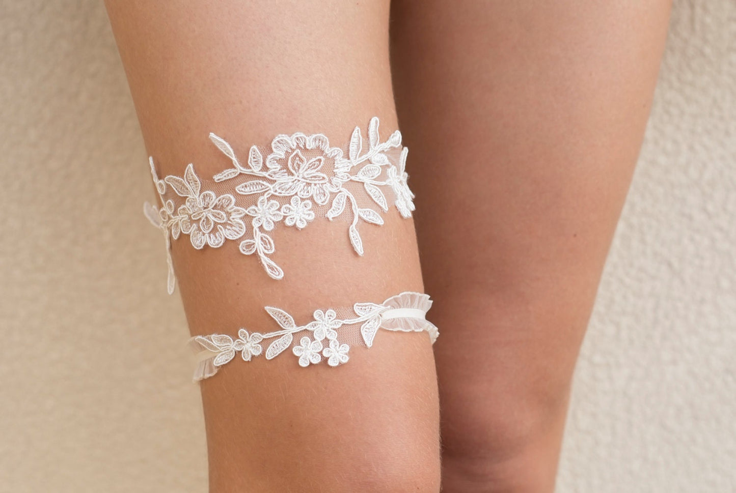 Bridal lace garter set in pure white, floral bridal garter, wedding garter set