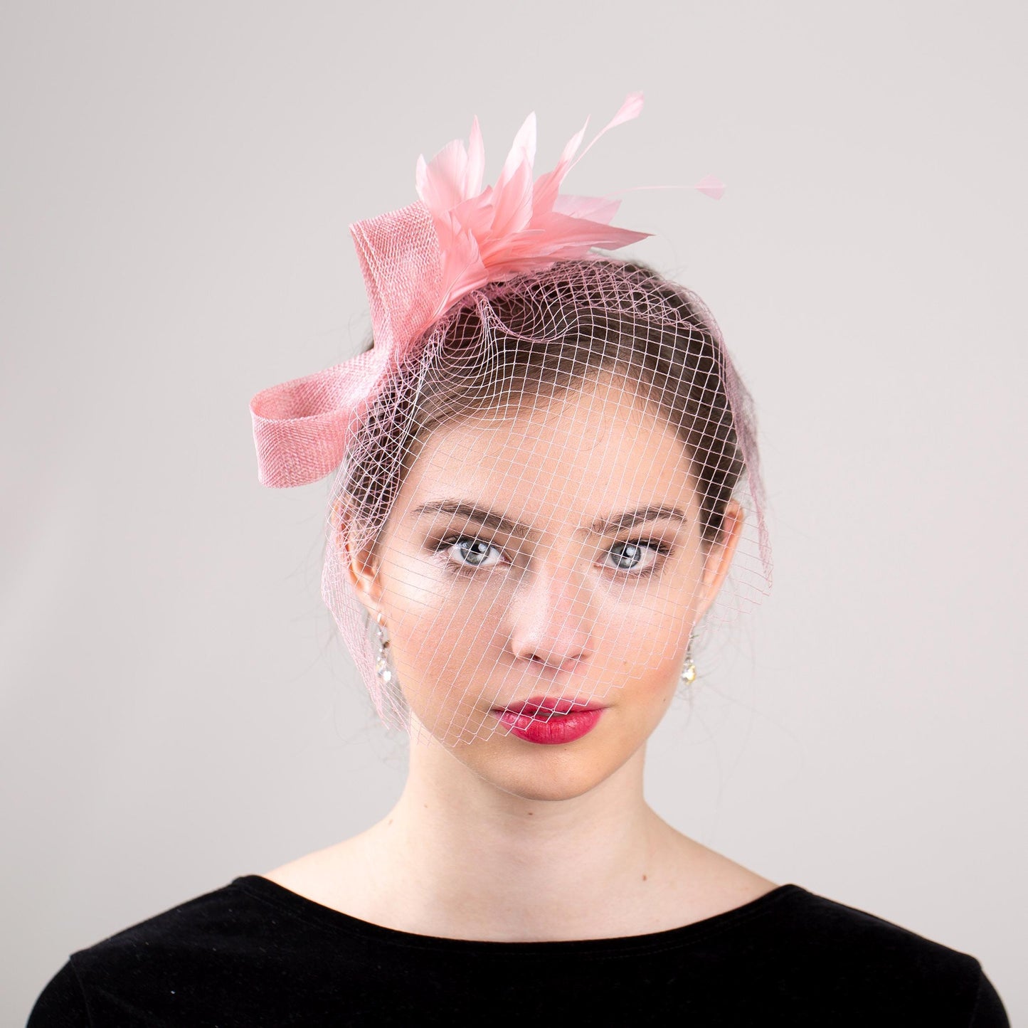 Rosen-Vogelkäfig mit Feder-Fascinator, formelles Kopfstück in Kirschblütenrosa, eleganter Fascinator mit Federn für besondere Anlässe, Hochzeitsparty