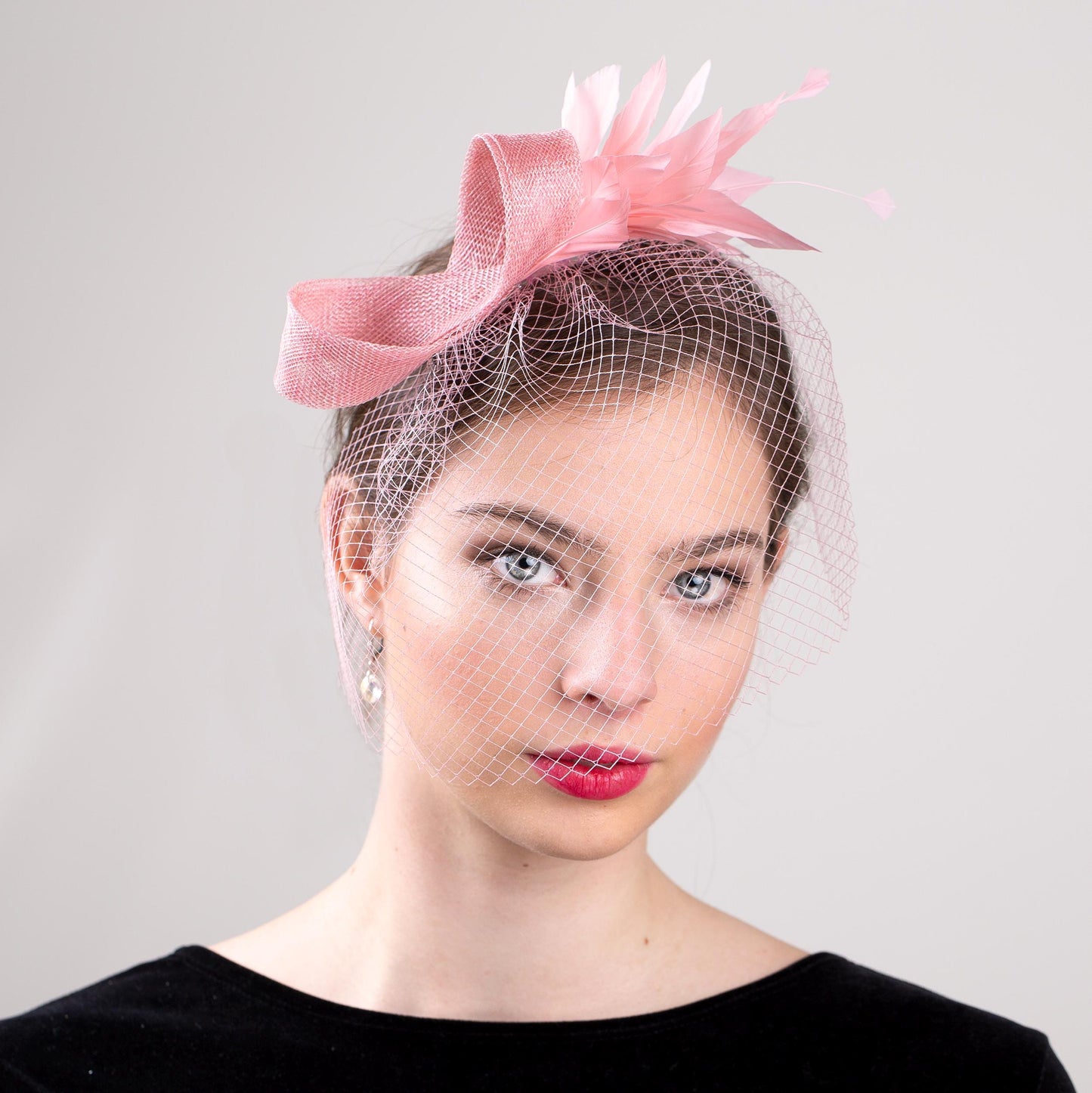 Rosen-Vogelkäfig mit Feder-Fascinator, formelles Kopfstück in Kirschblütenrosa, eleganter Fascinator mit Federn für besondere Anlässe, Hochzeitsparty