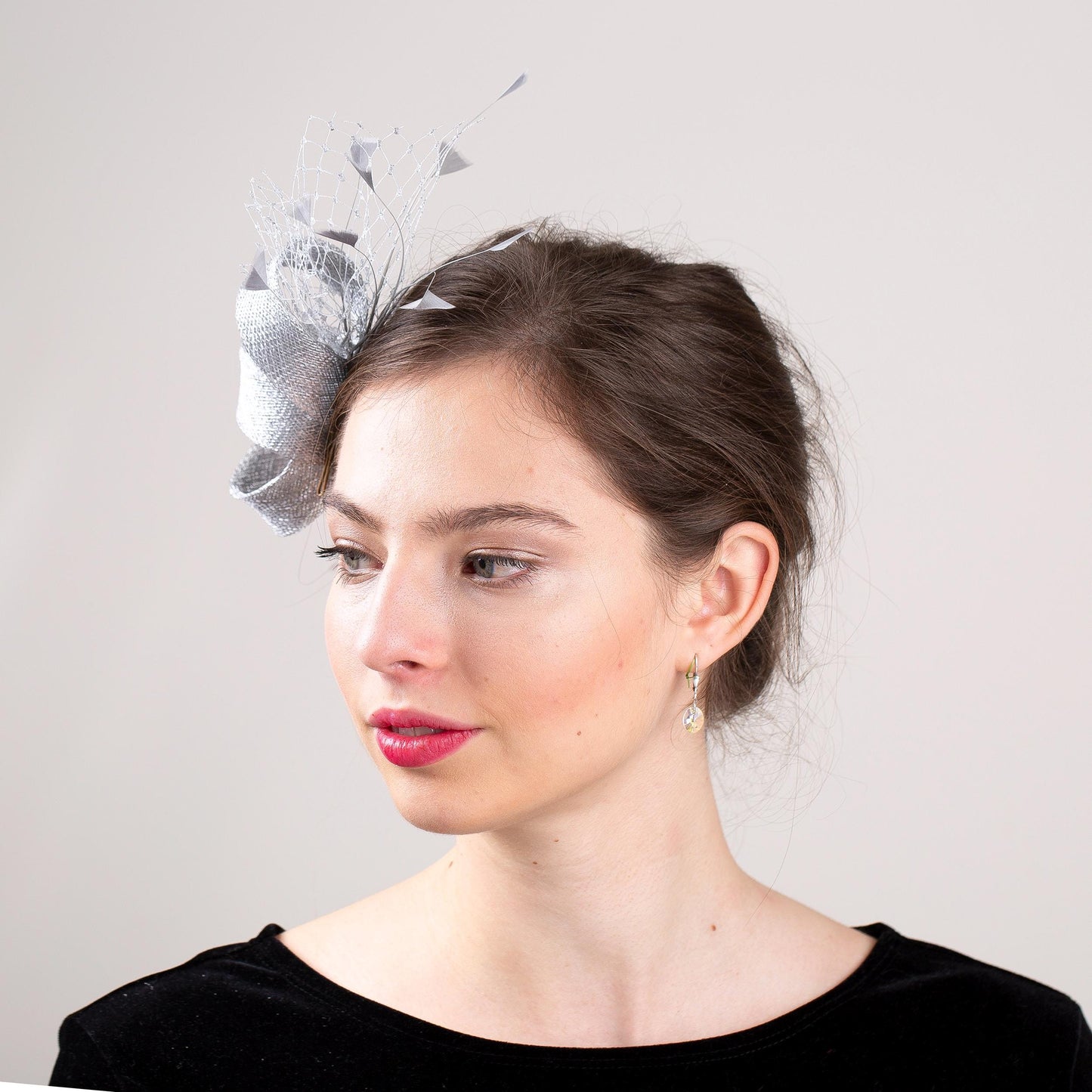 Silberner Fascinator mit Netz, metallisch-silberner formeller Kopfschmuck, eleganter Fascinator für Hochzeitsgäste für besondere Anlässe, Teeparty