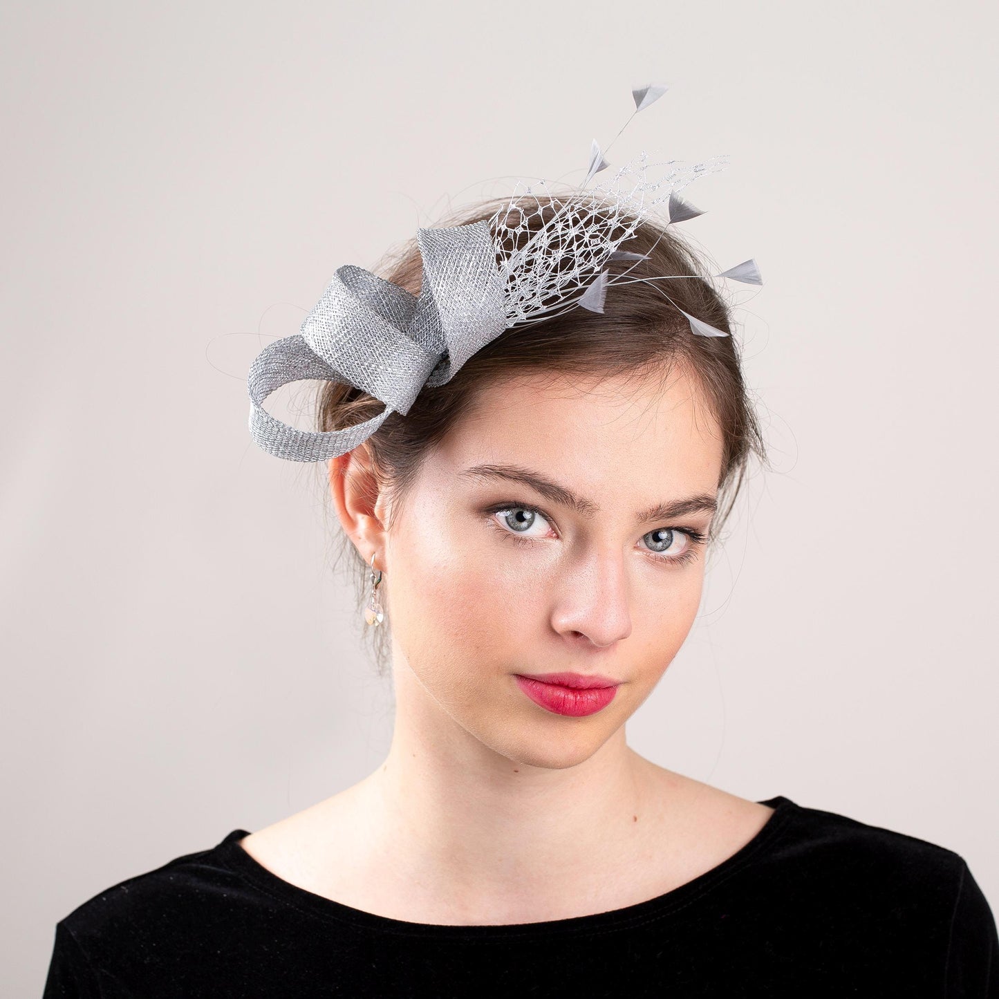 Silberner Fascinator mit Netz, metallisch-silberner formeller Kopfschmuck, eleganter Fascinator für Hochzeitsgäste für besondere Anlässe, Teeparty