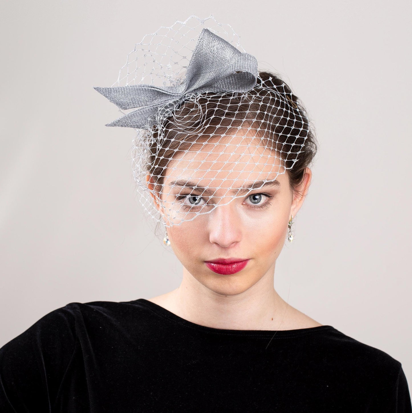 Silberner Fascinator mit Schleife und kurzem Schleier, Damen-Fascinator mit Schleife in Metallic-Silber, Kopfschmuck für Hochzeitsgäste mit Vogelkäfignetz in Sonderfarbe