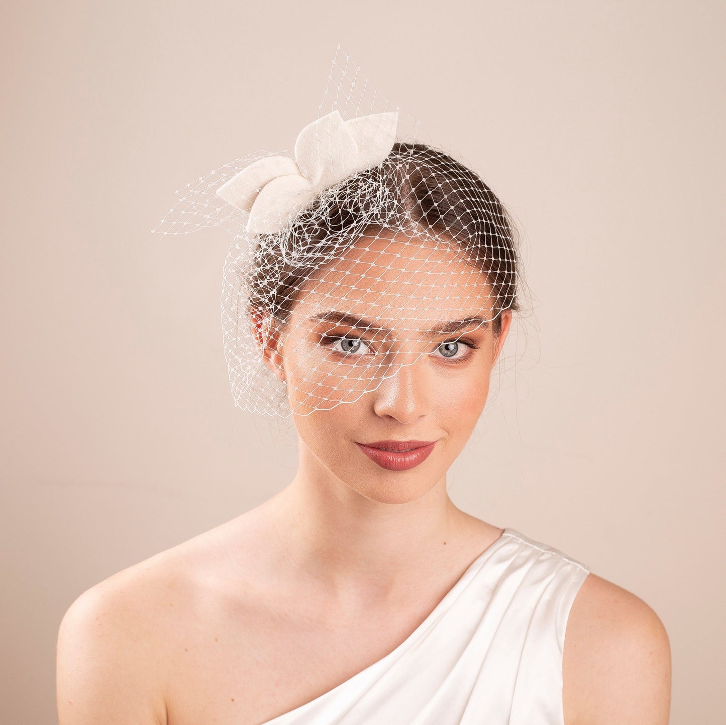 Braut-Fascinator aus Filzblättern mit französischem Vogelkäfig in cremefarbenem Elfenbein, moderner Braut-Fascinator mit kurzem Braut-Vogelkäfig,