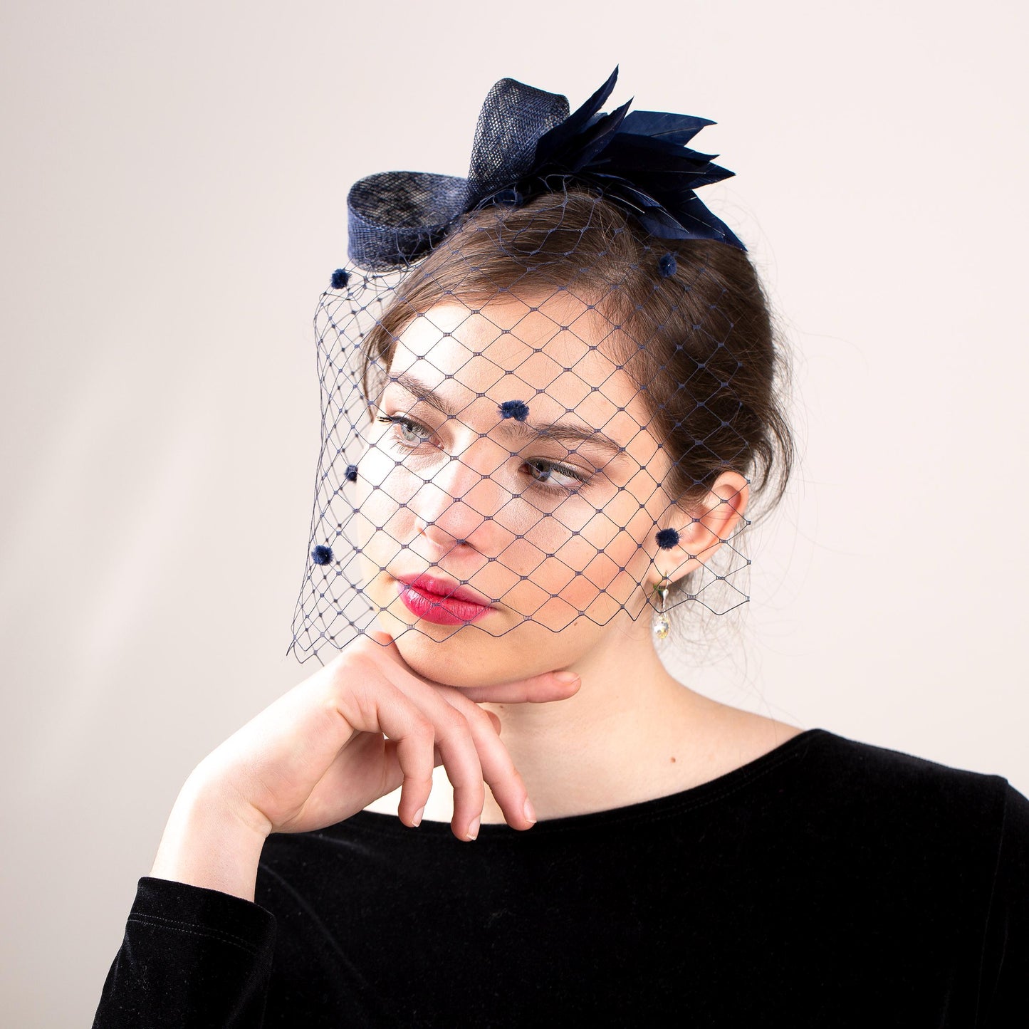 Formeller Kopfschmuck mit modernem Schleier in marineblauem Vogelkäfig-Design und minimalistischem Feder-Fascinator, Haar-Accessoire für Hochzeitsgäste, gepunkteter Party-Schleier in Marineblau