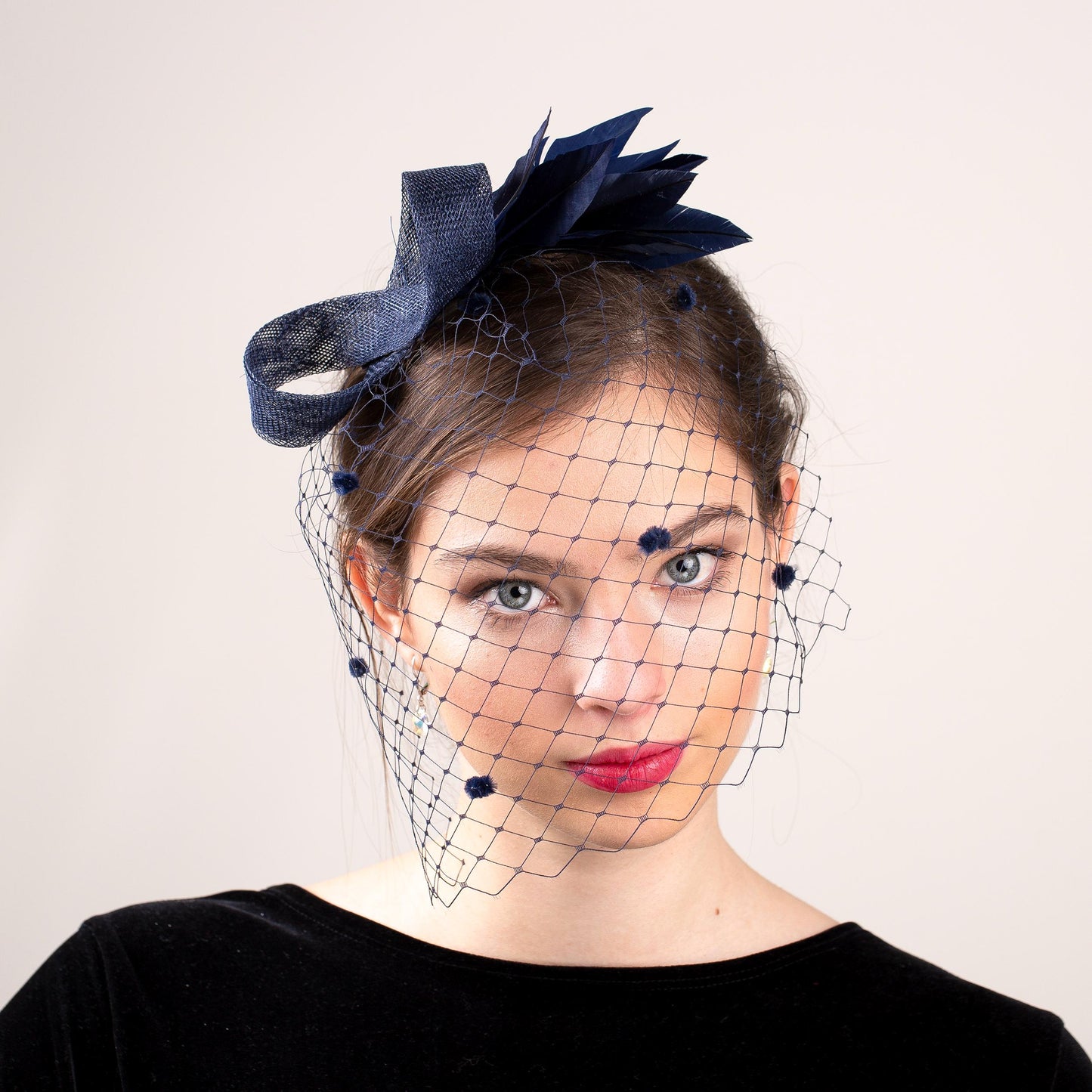 Formeller Kopfschmuck mit modernem Schleier in marineblauem Vogelkäfig-Design und minimalistischem Feder-Fascinator, Haar-Accessoire für Hochzeitsgäste, gepunkteter Party-Schleier in Marineblau