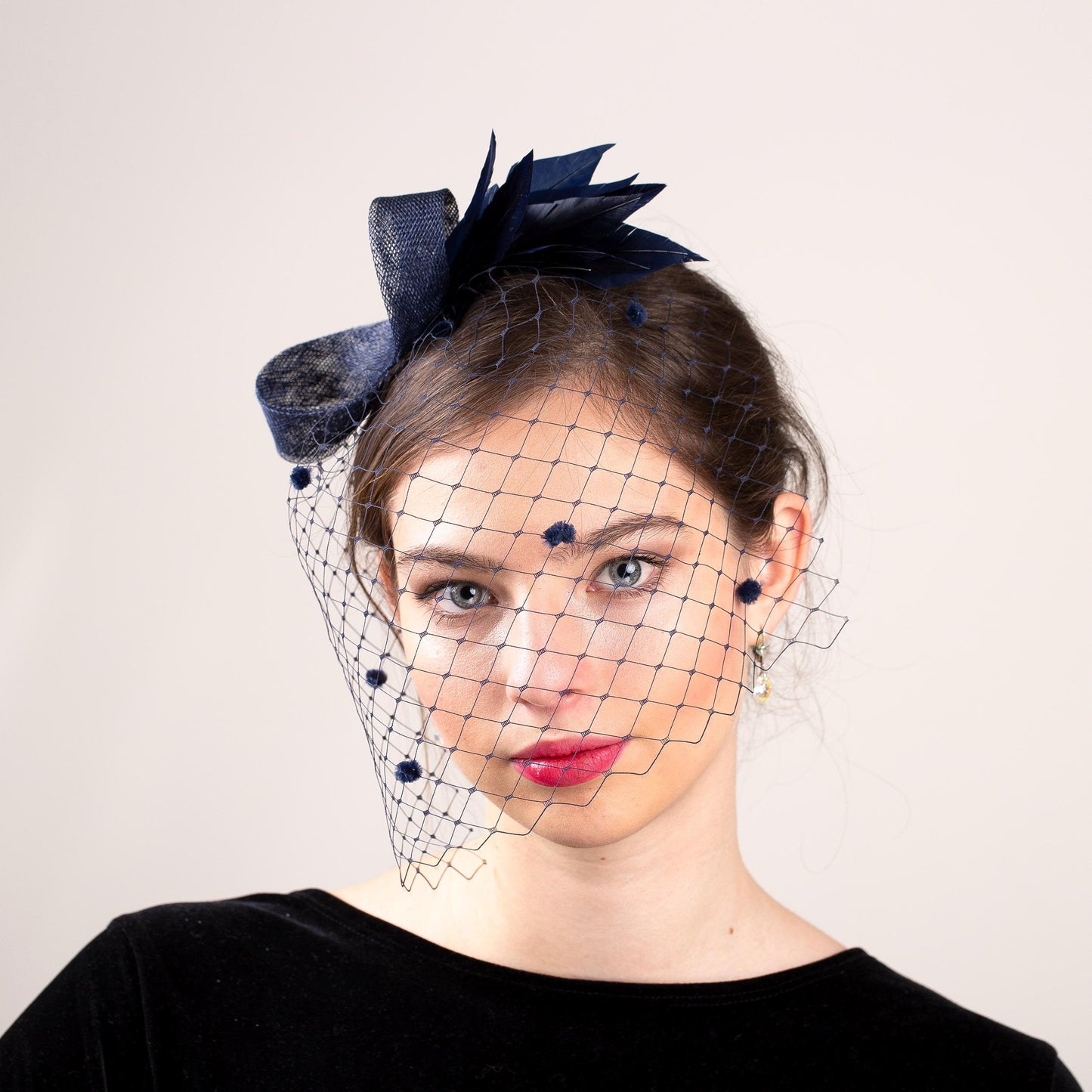 Formeller Kopfschmuck mit modernem Schleier in marineblauem Vogelkäfig-Design und minimalistischem Feder-Fascinator, Haar-Accessoire für Hochzeitsgäste, gepunkteter Party-Schleier in Marineblau