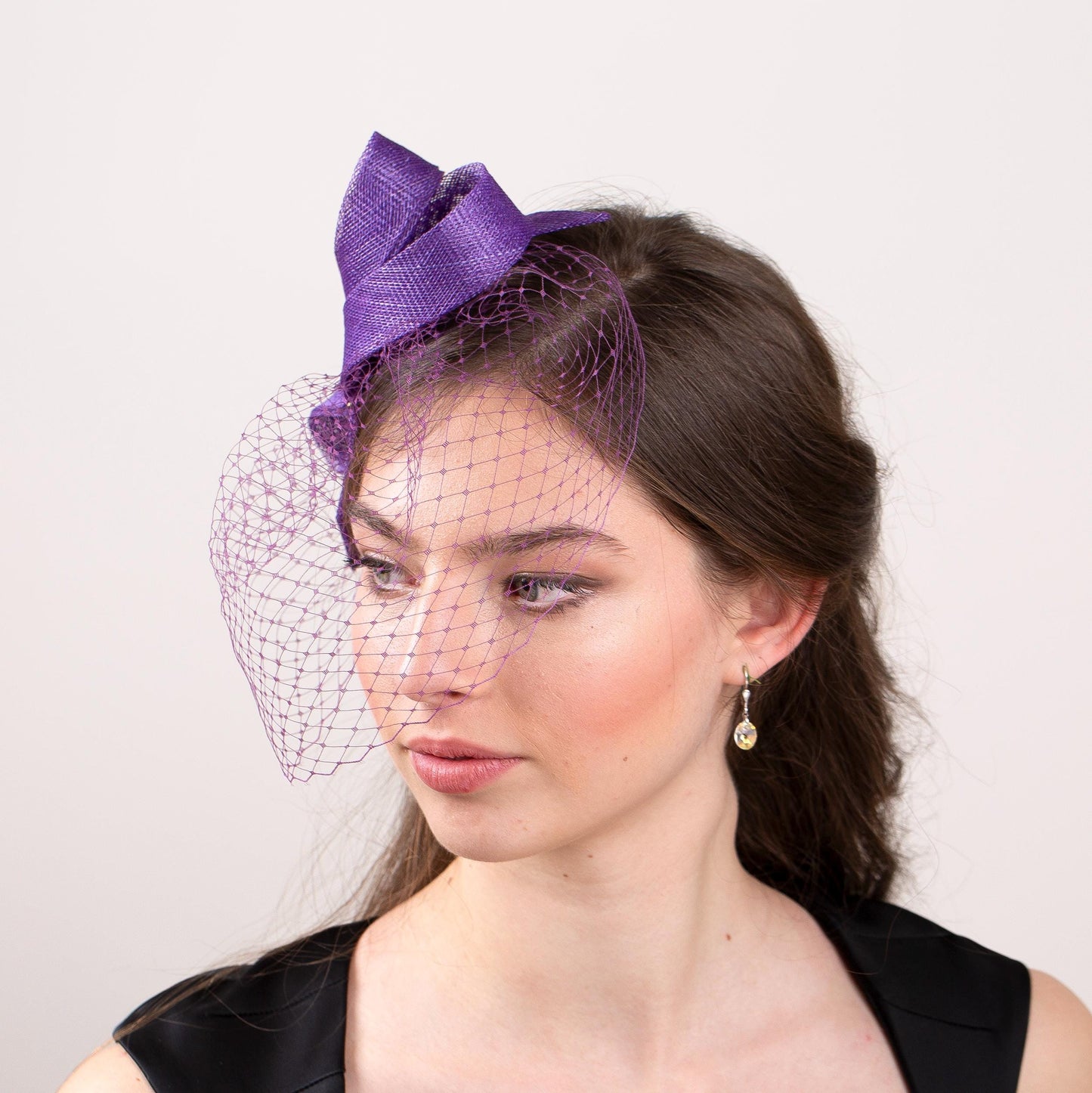 Anlass-Kopfschmuck mit kurzem Vogelkäfigschleier auf doppeltem Haarband, eleganter Schleifenfascinator mit Vogelkäfig lila, rot, marine, kirschrot, rosa, mint