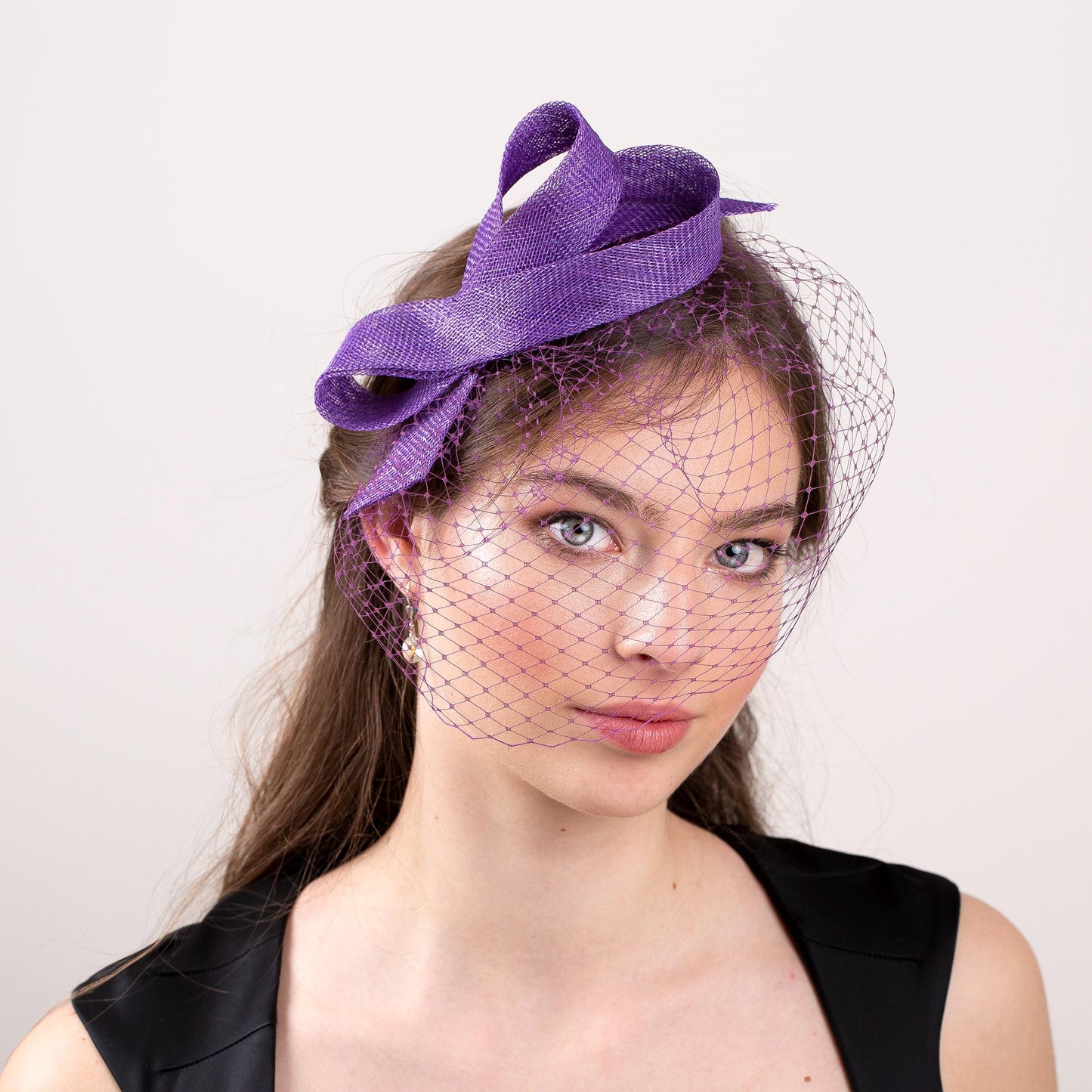 Anlass-Kopfschmuck mit kurzem Vogelkäfigschleier auf doppeltem Haarband, eleganter Schleifenfascinator mit Vogelkäfig lila, rot, marine, kirschrot, rosa, mint