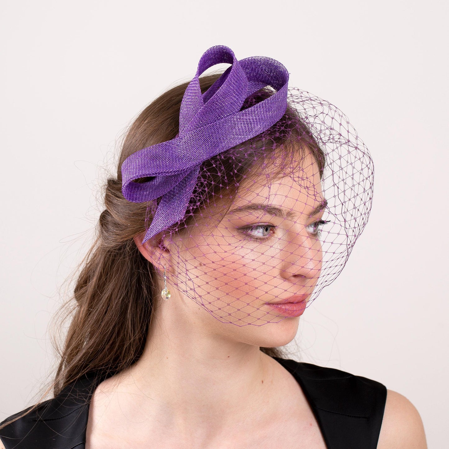 Anlass-Kopfschmuck mit kurzem Vogelkäfigschleier auf doppeltem Haarband, eleganter Schleifenfascinator mit Vogelkäfig lila, rot, marine, kirschrot, rosa, mint