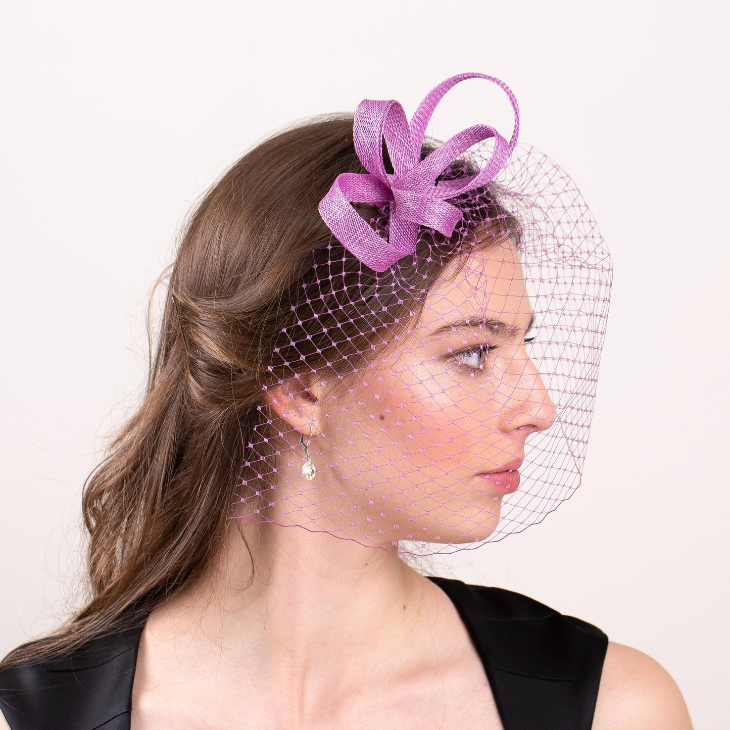 Kopfschmuck für Hochzeitsgäste mit Schleife und Vogelkäfig in Krokusviolett, modernem Schleier und minimalistischem Fascinator-Haaraccessoire in Sonderfarben