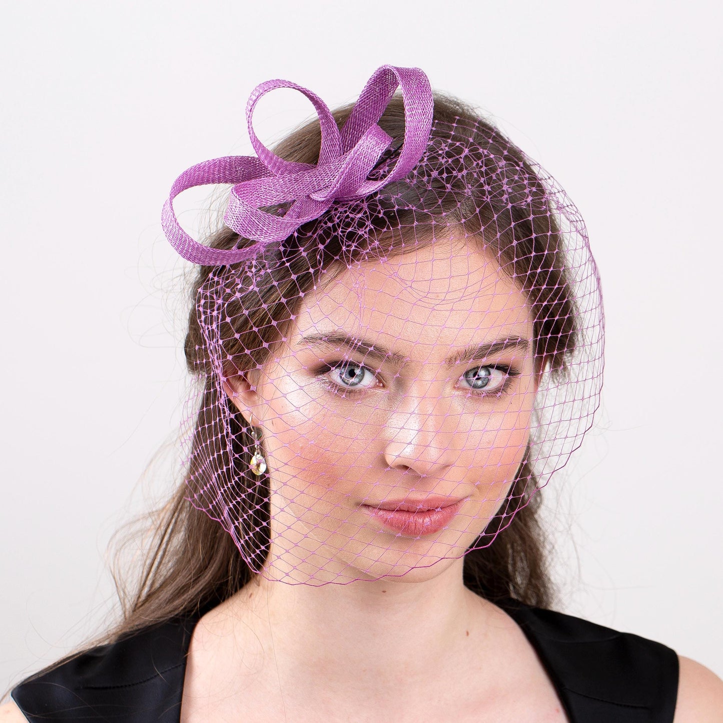 Kopfschmuck für Hochzeitsgäste mit Schleife und Vogelkäfig in Krokusviolett, modernem Schleier und minimalistischem Fascinator-Haaraccessoire in Sonderfarben