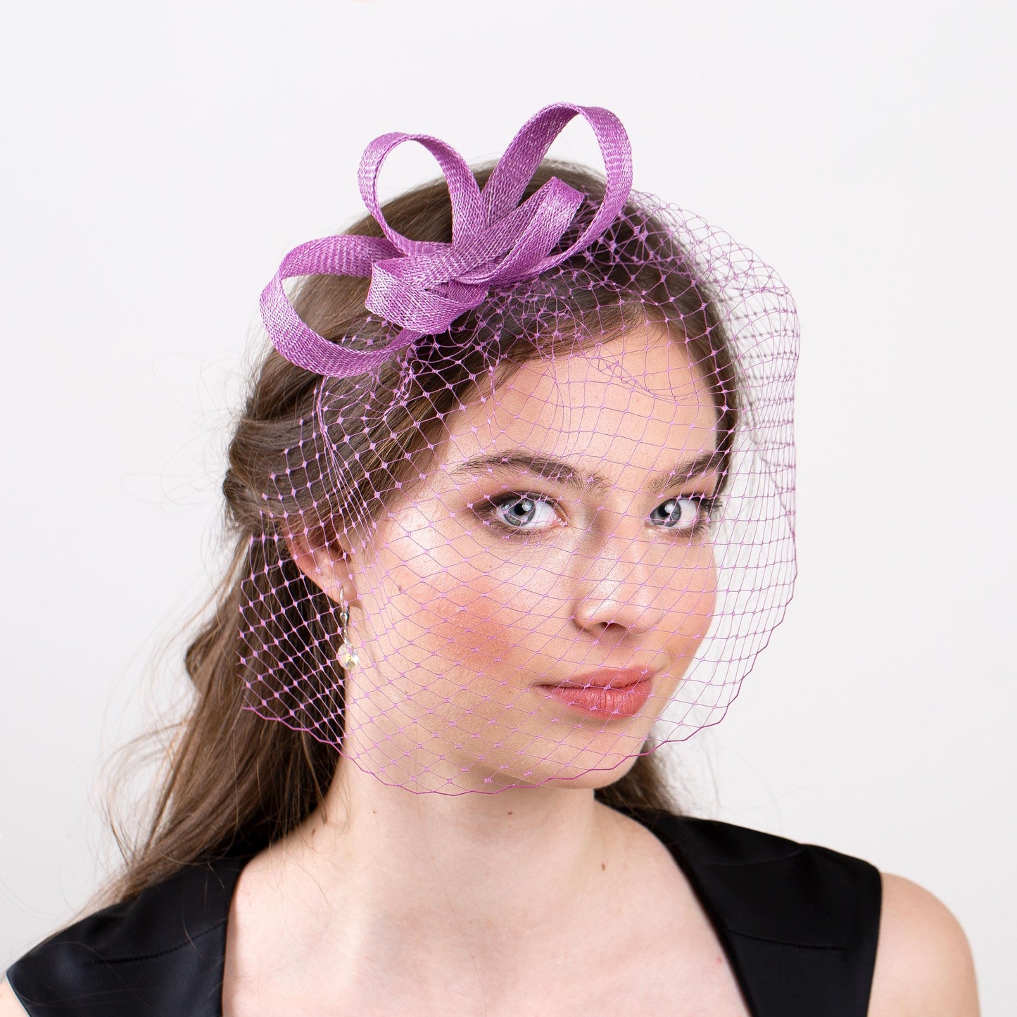 Kopfschmuck für Hochzeitsgäste mit Schleife und Vogelkäfig in Krokusviolett, modernem Schleier und minimalistischem Fascinator-Haaraccessoire in Sonderfarben