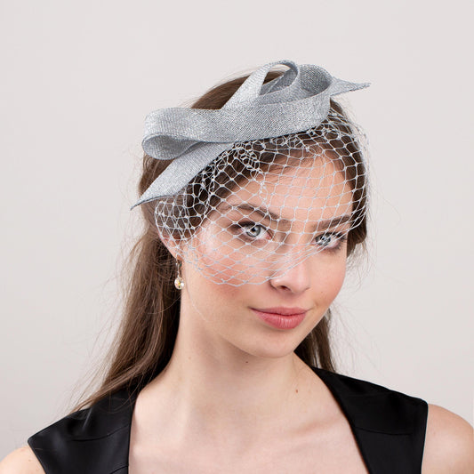 Formeller Kopfschmuck in Silber mit kurzem Vogelkäfigschleier auf doppeltem Haarband, eleganter Schleifenfascinator mit silbernem Vogelkäfig, silberner Gesichtsschleier