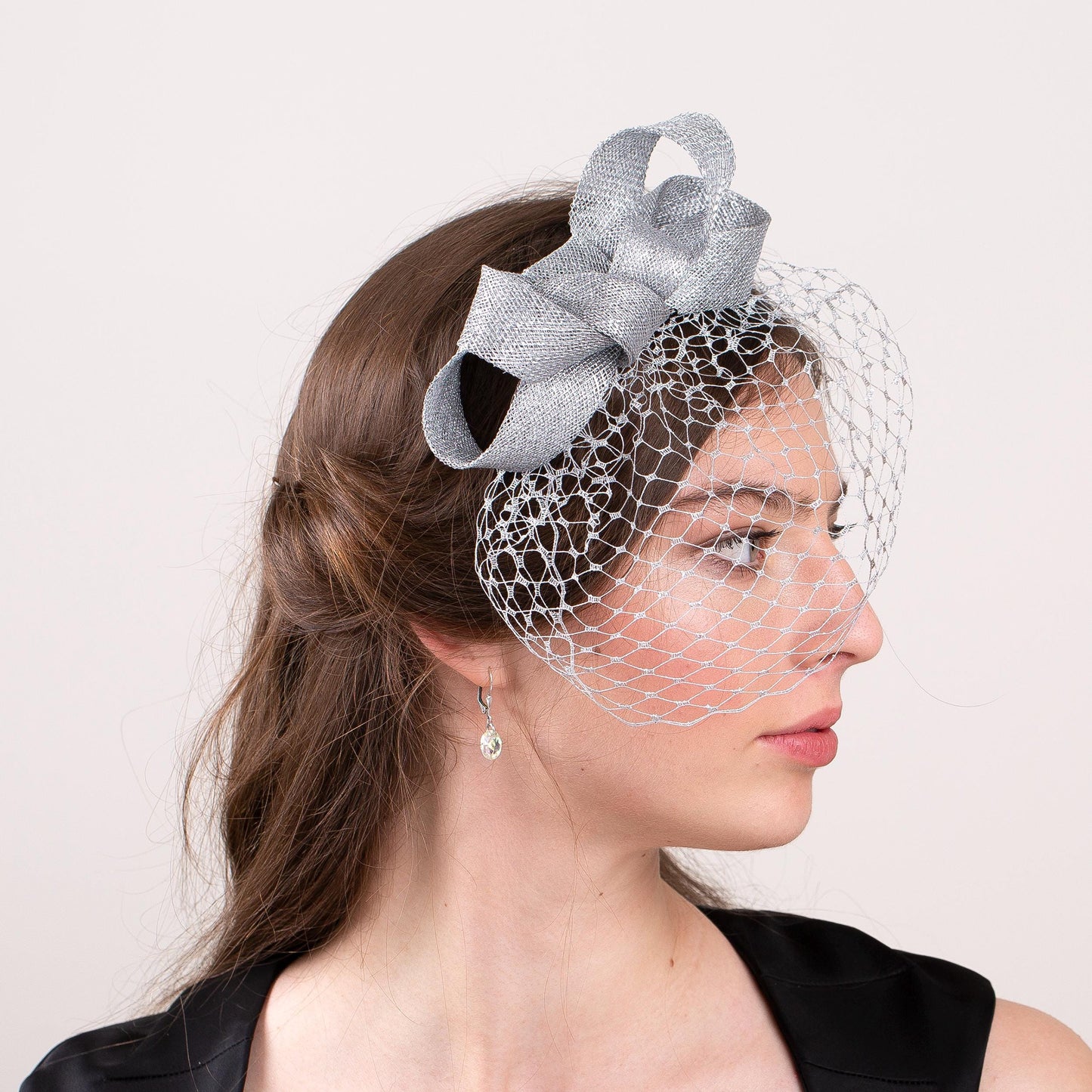 Silberner Schleifen-Fascinator mit kurzem Vogelkäfigschleier auf doppeltem Stirnband, eleganter Schleifen-Fascinator mit silbernem Vogelkäfig, silberner Gesichtsschleier