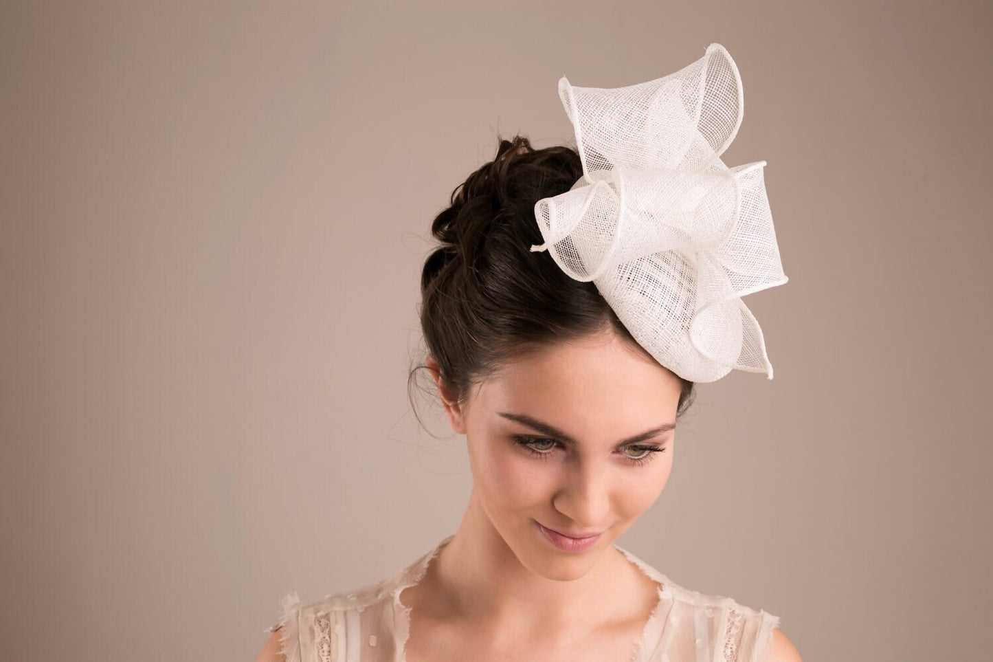 Pillbox-Hut für Braut mit übergroßer Schleife, Millinery-Hut, weißer Hochzeitshut für die Braut, Hochzeits-Fascinator mit großer Schleife, weißer Hatinator