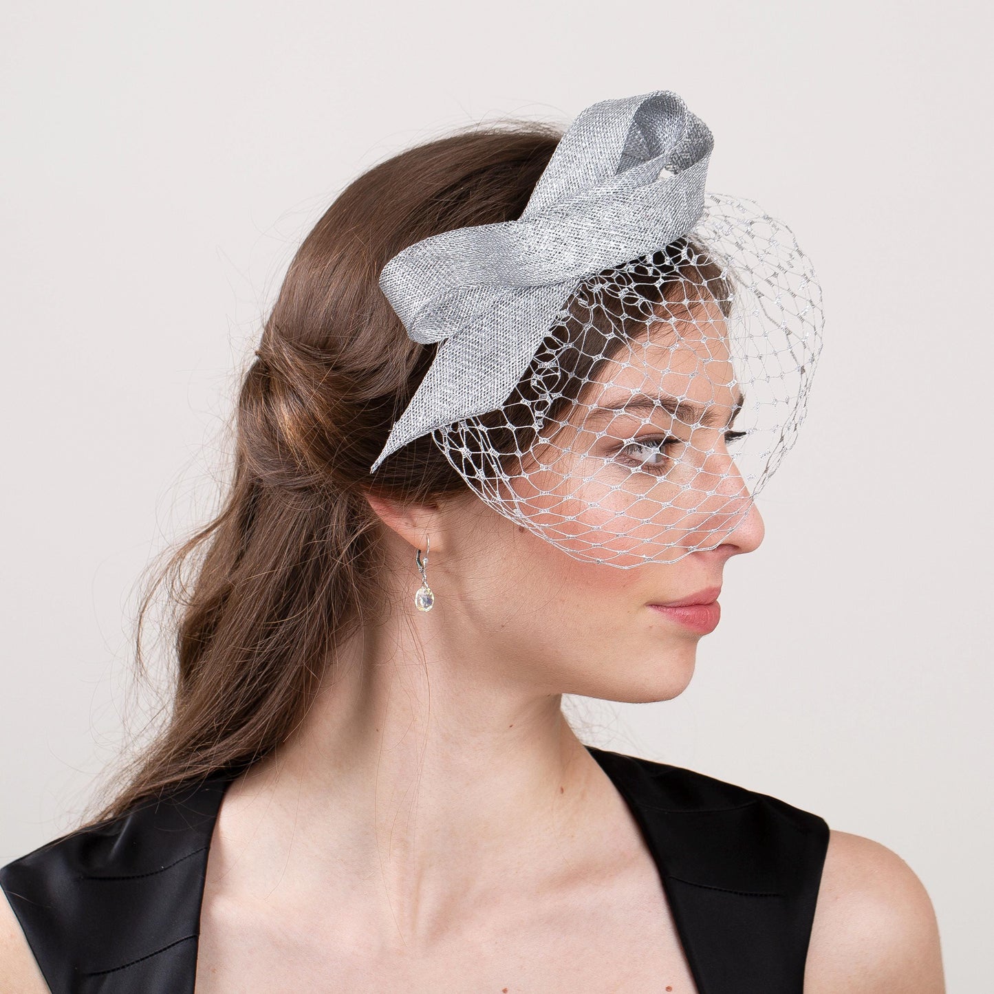 Formal headpiece in silver with short birdcage veil on double headband, elegant bow fascinator with silver birdcage, silver face veil