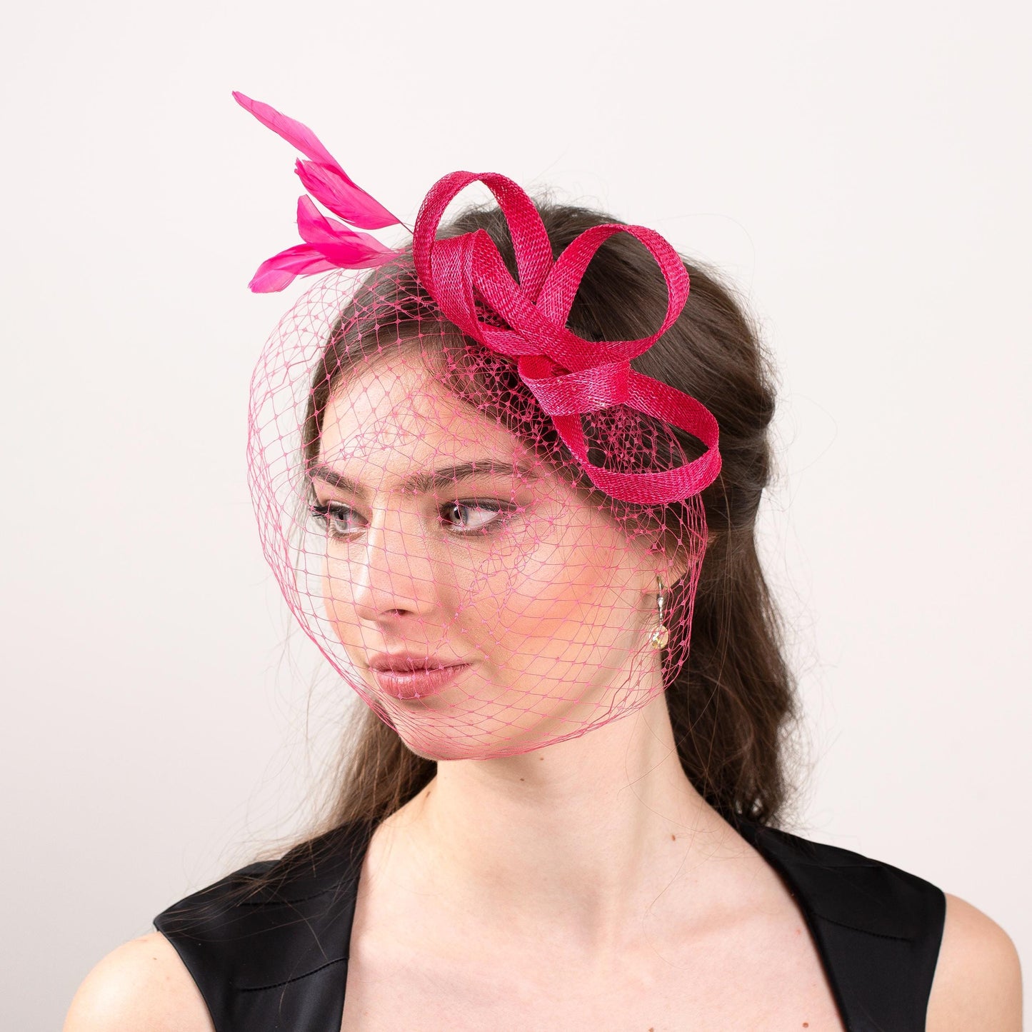 Himbeerrosa Feder-Fascinator mit kurzem Vogelkäfig, modernem Hochzeits-Kopfschmuck und Schleier, Brautjungfern-Schleier-Kopfschmuck, eleganter Damen-Fascinator