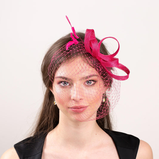 Himbeerrosa Feder-Fascinator mit kurzem Vogelkäfig, modernem Hochzeits-Kopfschmuck und Schleier, Brautjungfern-Schleier-Kopfschmuck, eleganter Damen-Fascinator