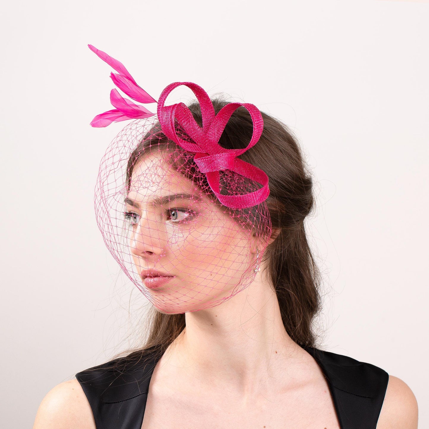 Himbeerrosa Feder-Fascinator mit kurzem Vogelkäfig, modernem Hochzeits-Kopfschmuck und Schleier, Brautjungfern-Schleier-Kopfschmuck, eleganter Damen-Fascinator