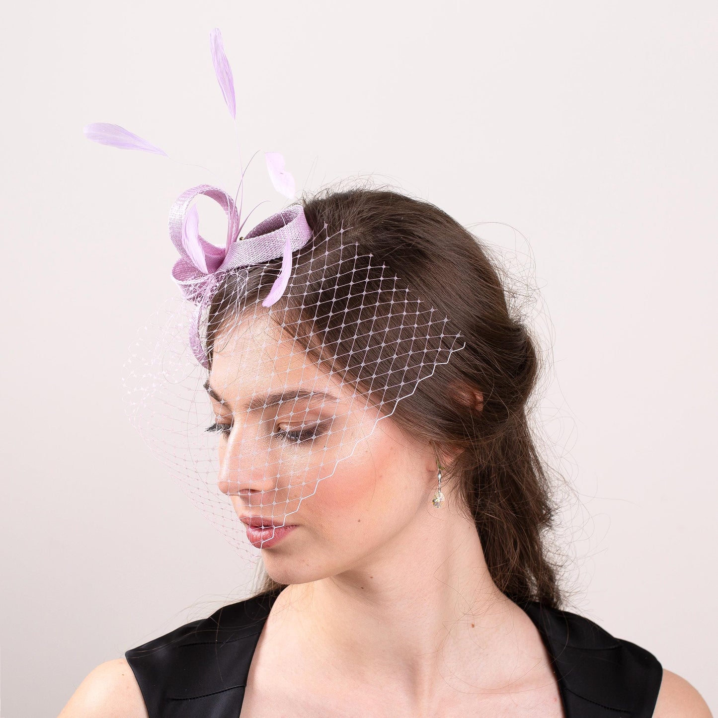 Damen Fascinator und Schleier in Flieder, Schleifenkopfschmuck mit Vogelkäfig in Fliederfarbe, moderner fliederfarbener Schleier und minimalistisches Fascinator-Haaraccessoire