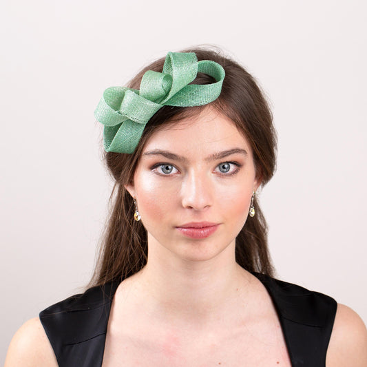 Seladongrüner Fascinator mit Schleife, Hochzeits-Fascinator in Sonderfarbe, minimalistischer Fascinator mit Schleife, Braut-Kopfschmuck mit Schleife in Seeschaumgrün