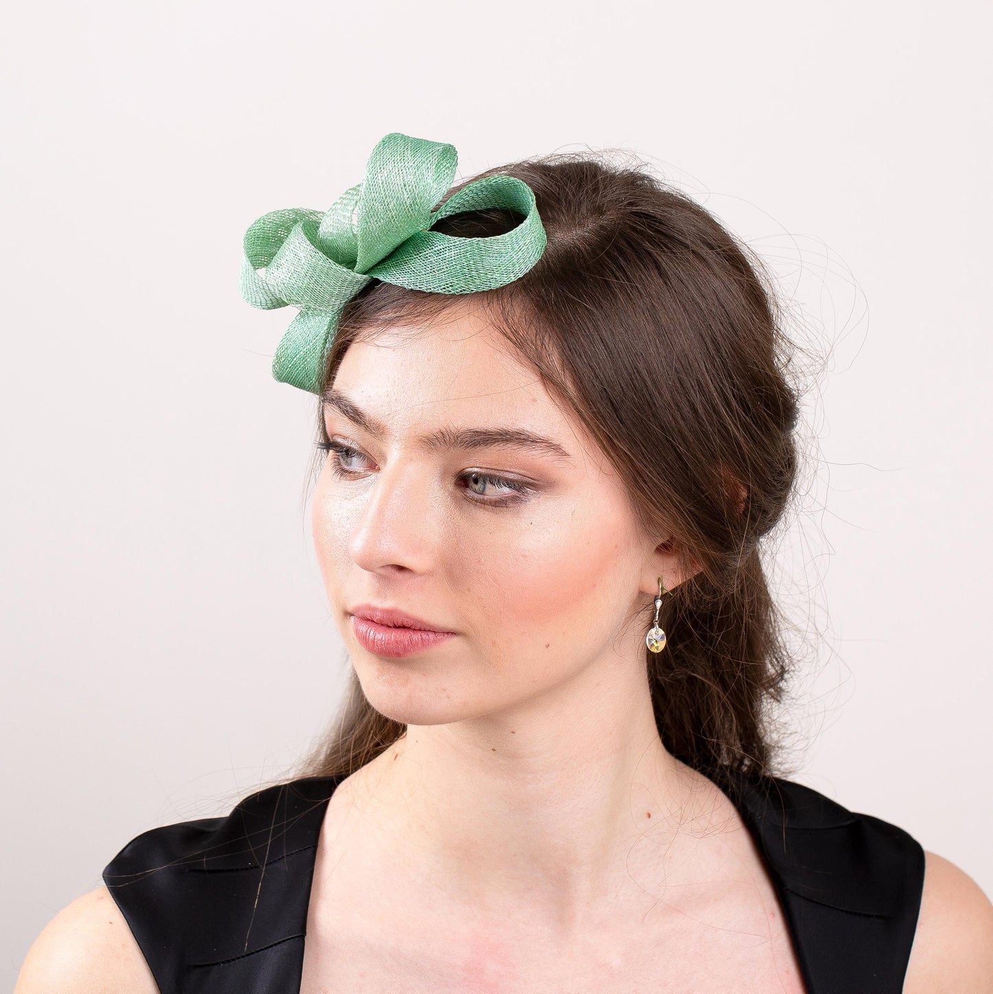 Celadon green bow fascinator, wedding fascinator in custom colour, minimalist bow fascinator, bridal bow headpiece in seafoam green