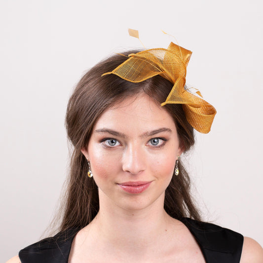 Ringelblumen-Fascinator mit Blättern und Federn, elegantes Kopfstück für Hochzeitsfeiern in Ockergold, feminines formelles Kopfstück in Goldschatten