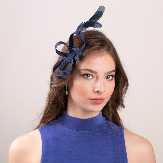 Marineblauer Fascinator mit Federn für Hochzeitsgäste, Anlässe oder Partys, modernes formelles Kopfstück, Damen-Fascinator in Dunkelblau