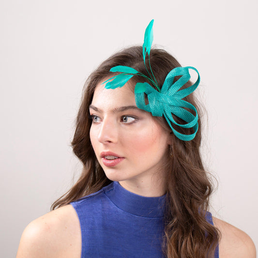 Jadegrüner Fascinator mit Federn für Anlass, Party, Kopfschmuck für Hochzeitsgäste, Federn Fascinator für elegante Brautmutter