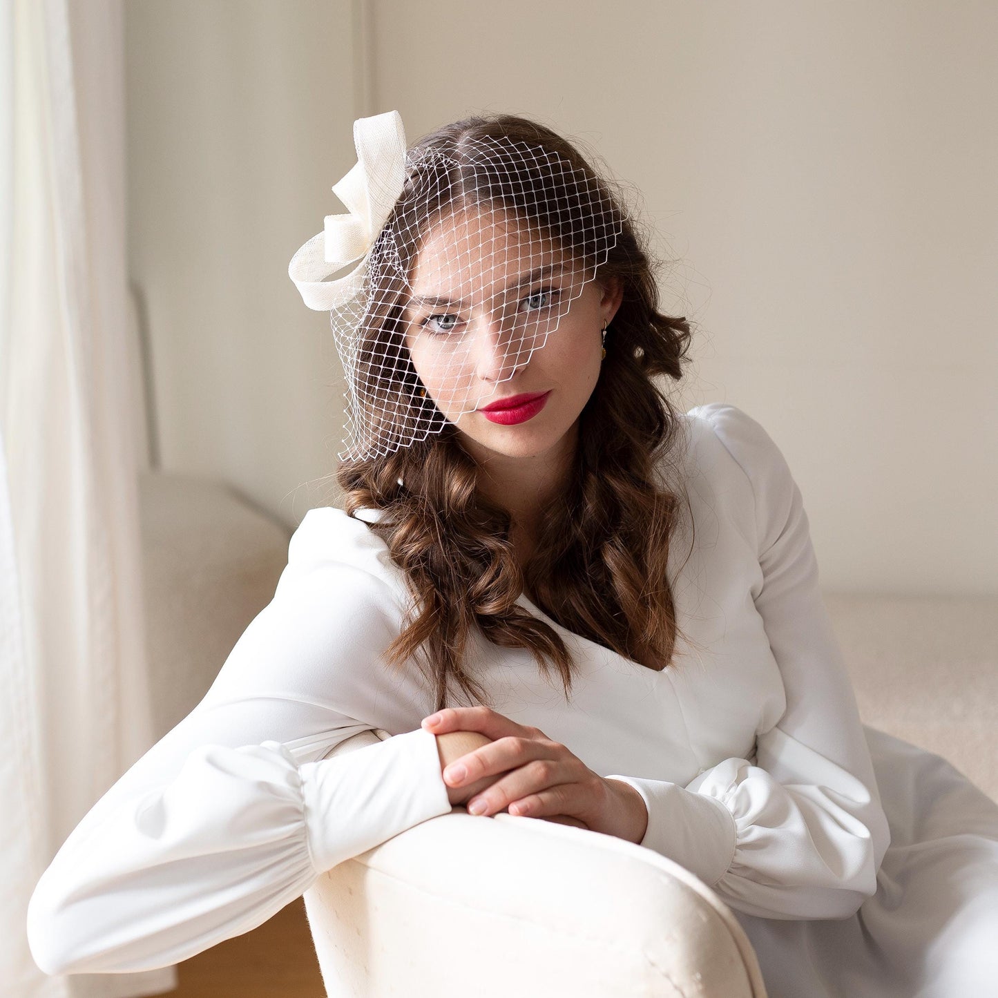 Minimalist fascinator with birdcage for a bride, White wedding headpiece and birdcage, large bow wedding fascinator