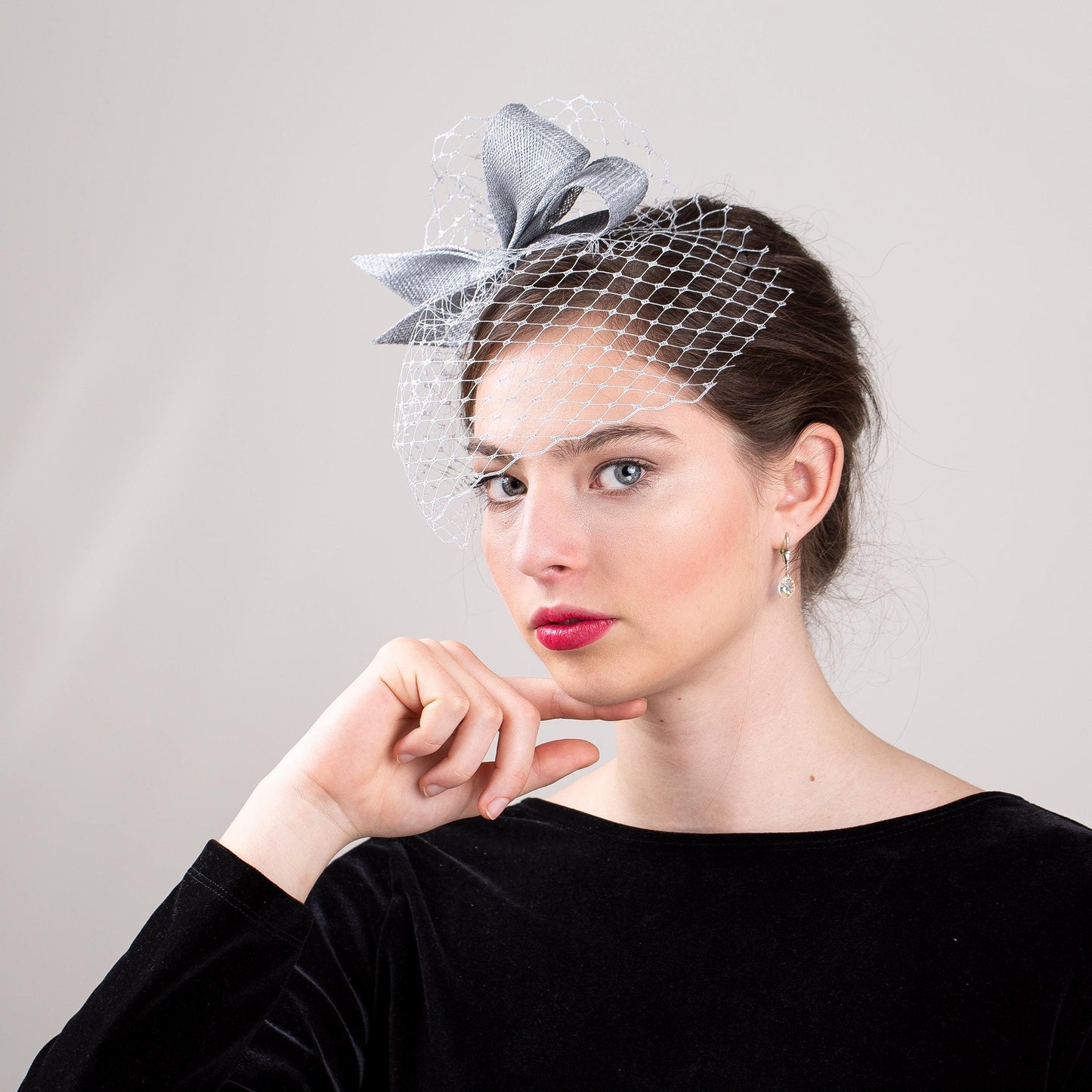 Silberner Fascinator mit Schleife und kurzem Schleier, Damen-Fascinator mit Schleife in Metallic-Silber, Kopfschmuck für Hochzeitsgäste mit Vogelkäfignetz in Sonderfarbe