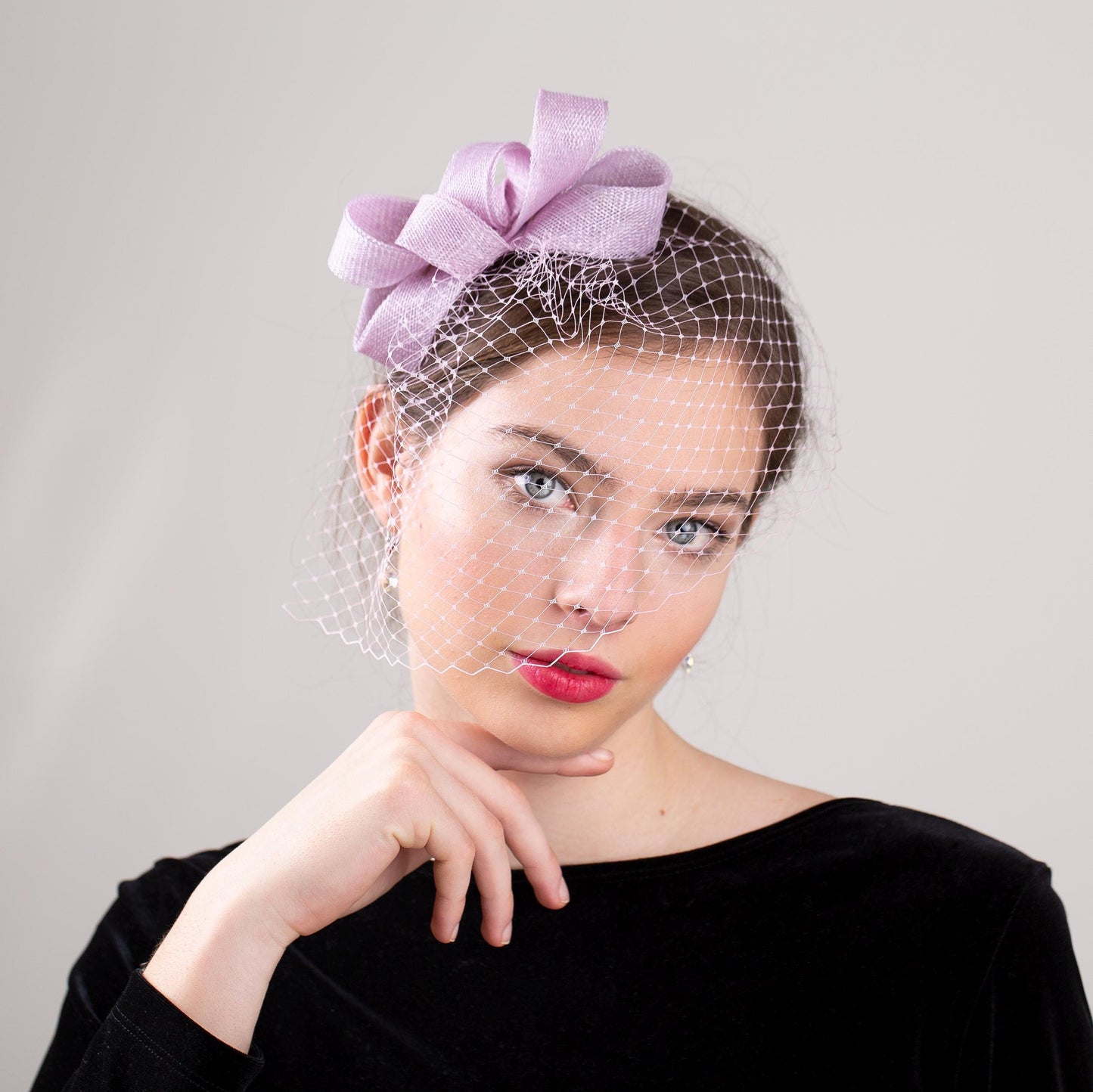 Kopfschmuck für Hochzeitsgäste mit Schleife und Vogelkäfig in lila, modernem Schleier und minimalistischem Fascinator-Haaraccessoire in Sonderfarben