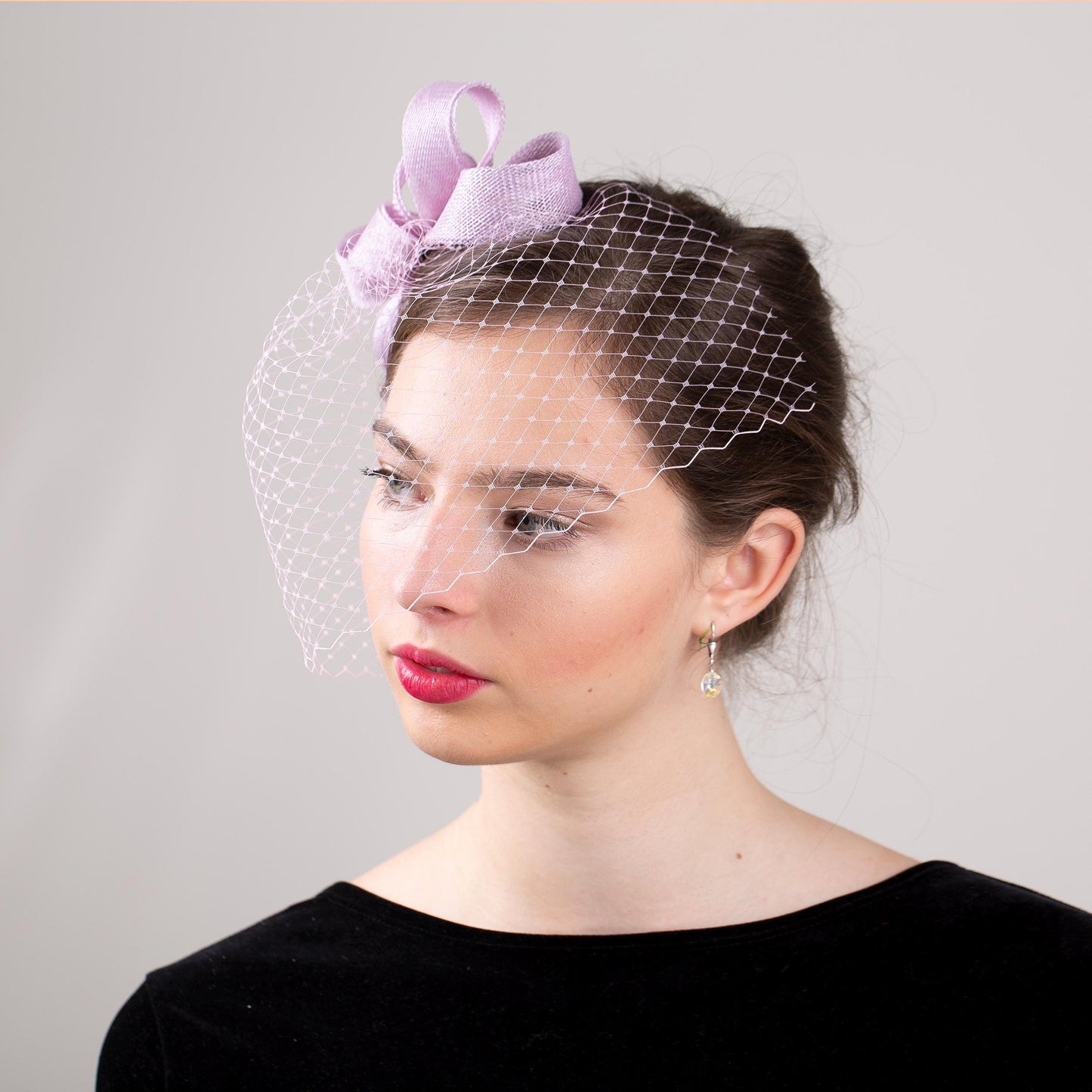 Kopfschmuck für Hochzeitsgäste mit Schleife und Vogelkäfig in lila, modernem Schleier und minimalistischem Fascinator-Haaraccessoire in Sonderfarben